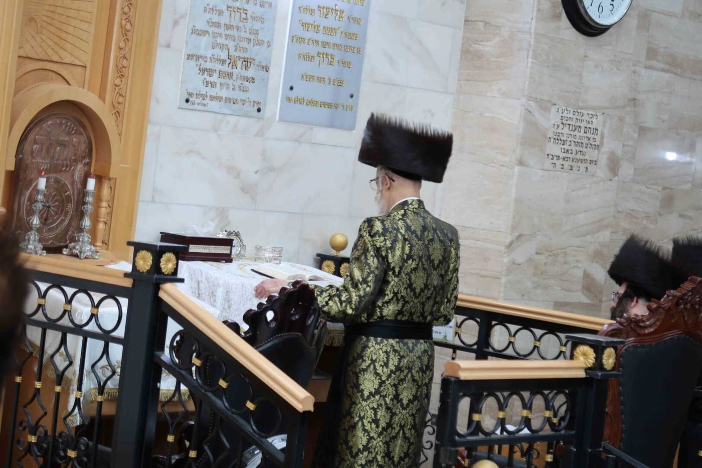 מוצאי שמחת תורה בחצה"ק סערט ויז'ניץ