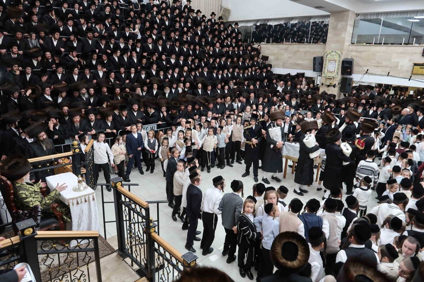 מוצאי שמחת תורה בחצה"ק סערט ויז'ניץ