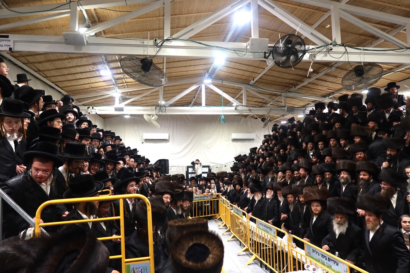 סוכות בחצה"ק זוועיהל