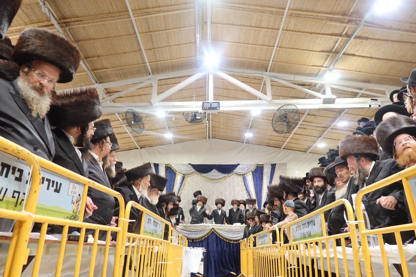 סוכות בחצה"ק זוועיהל