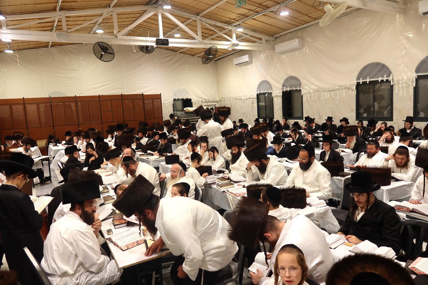 הושענא רבה בחצה"ק זוועהיל