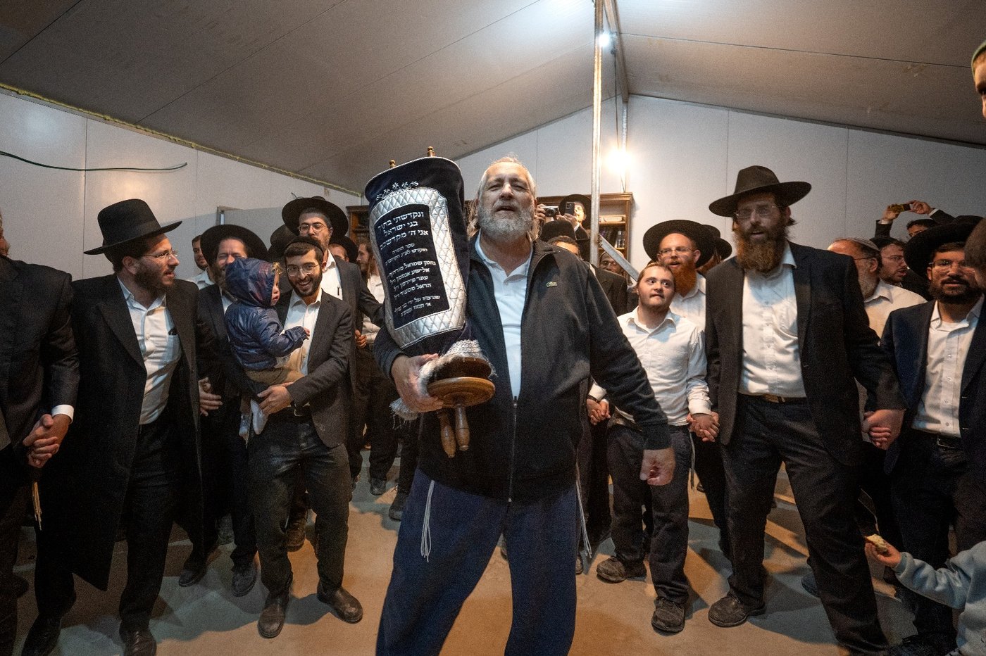 הכנסת ספר תורה במאחז מצפה לאה בבנימין
