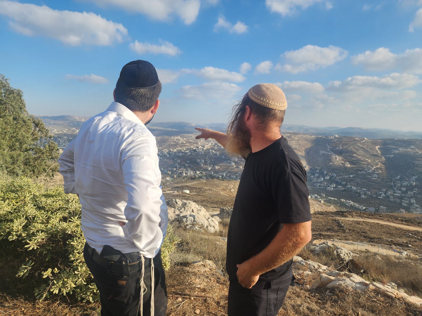 ישראל שפירא בחצרו של בעז אלברט