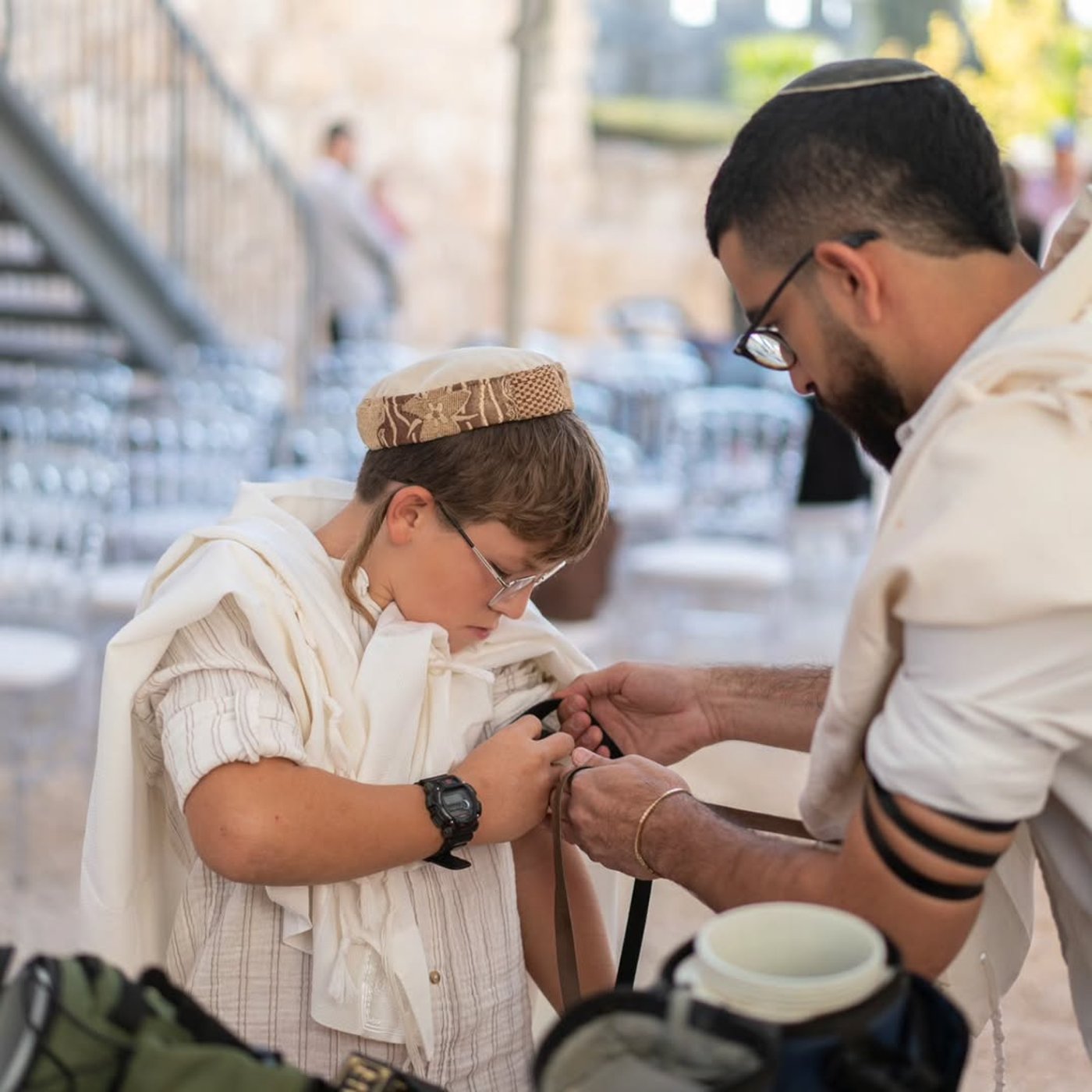 "שימצא את השבילים": הזמר חנן בן ארי וגרושתו הדסה חגגו בר מצווה לבנם