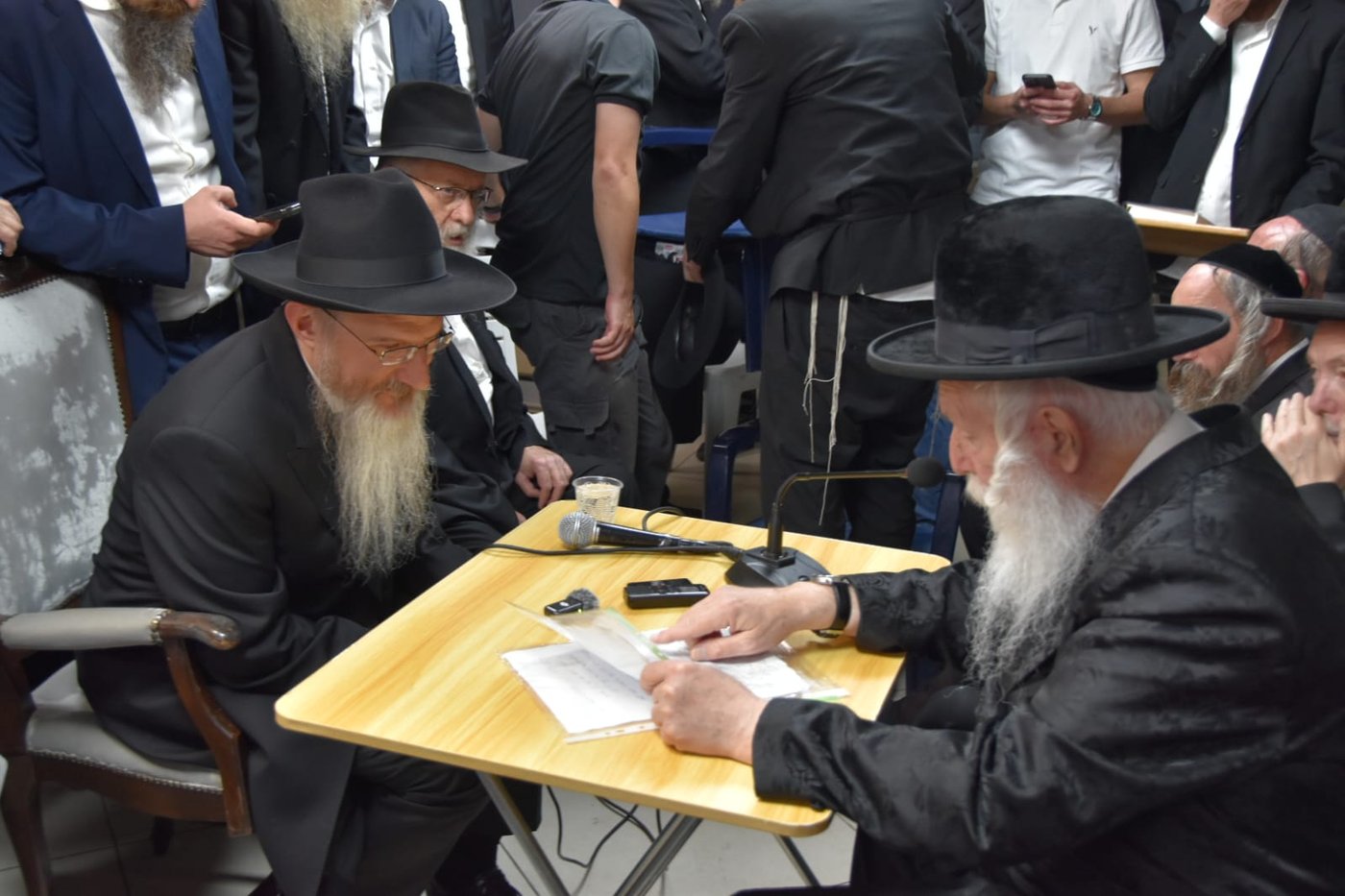 ניחום אבלים אצל הגרי"ד גרוסמן