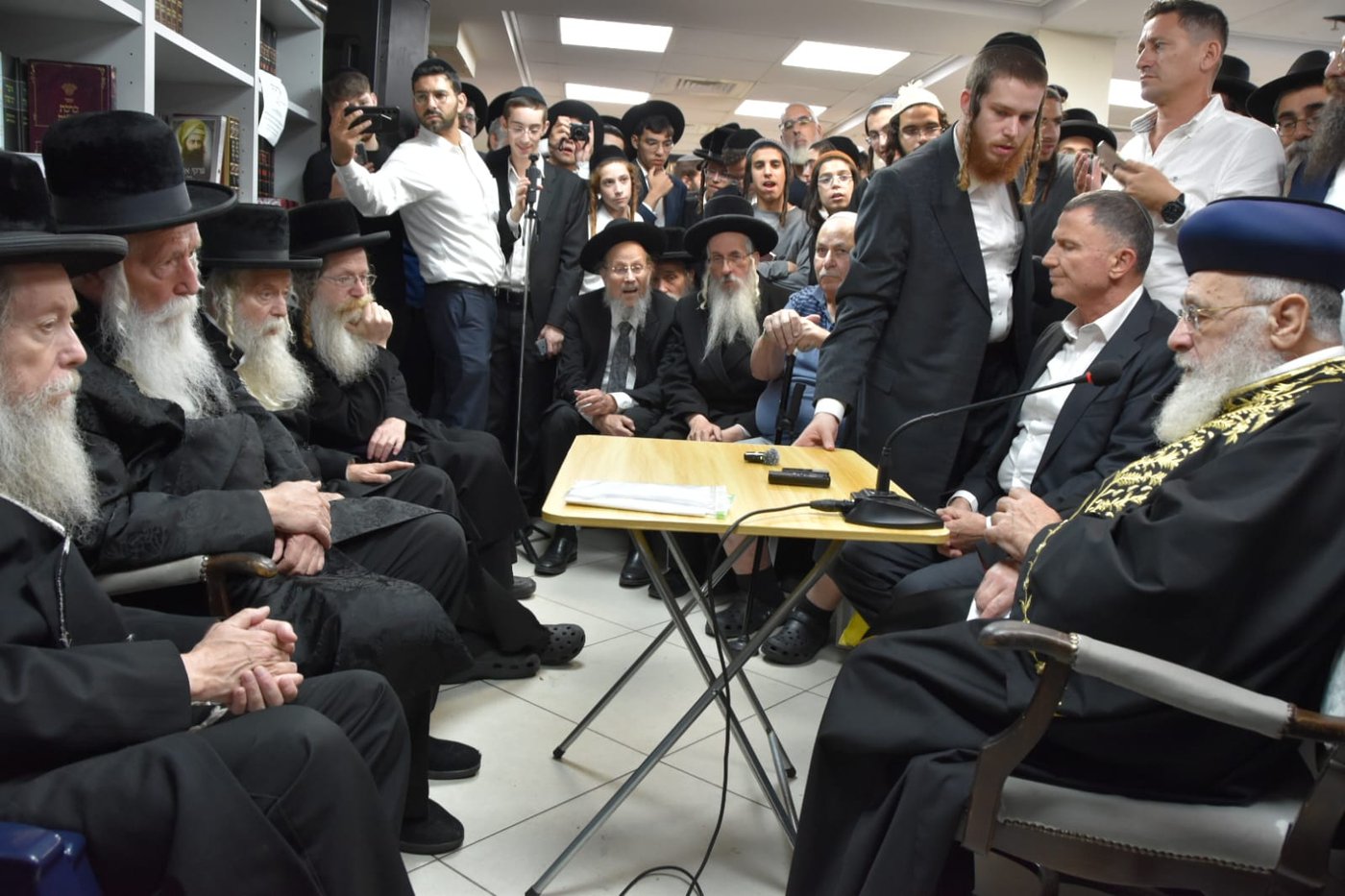 ניחום אבלים אצל הגרי"ד גרוסמן