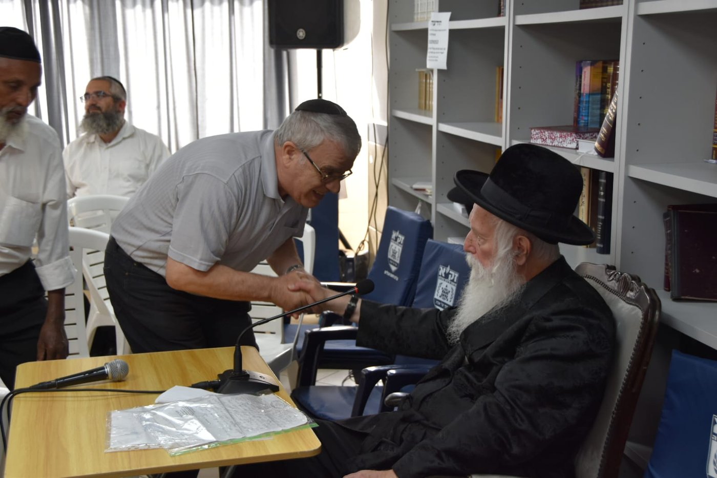ניחום אבלים אצל הגרי"ד גרוסמן