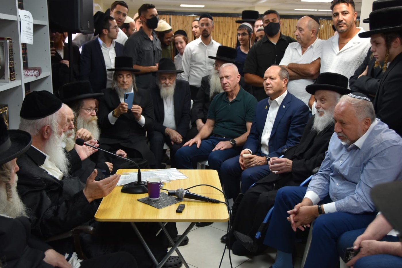 ניחום אבלים אצל הגרי"ד גרוסמן