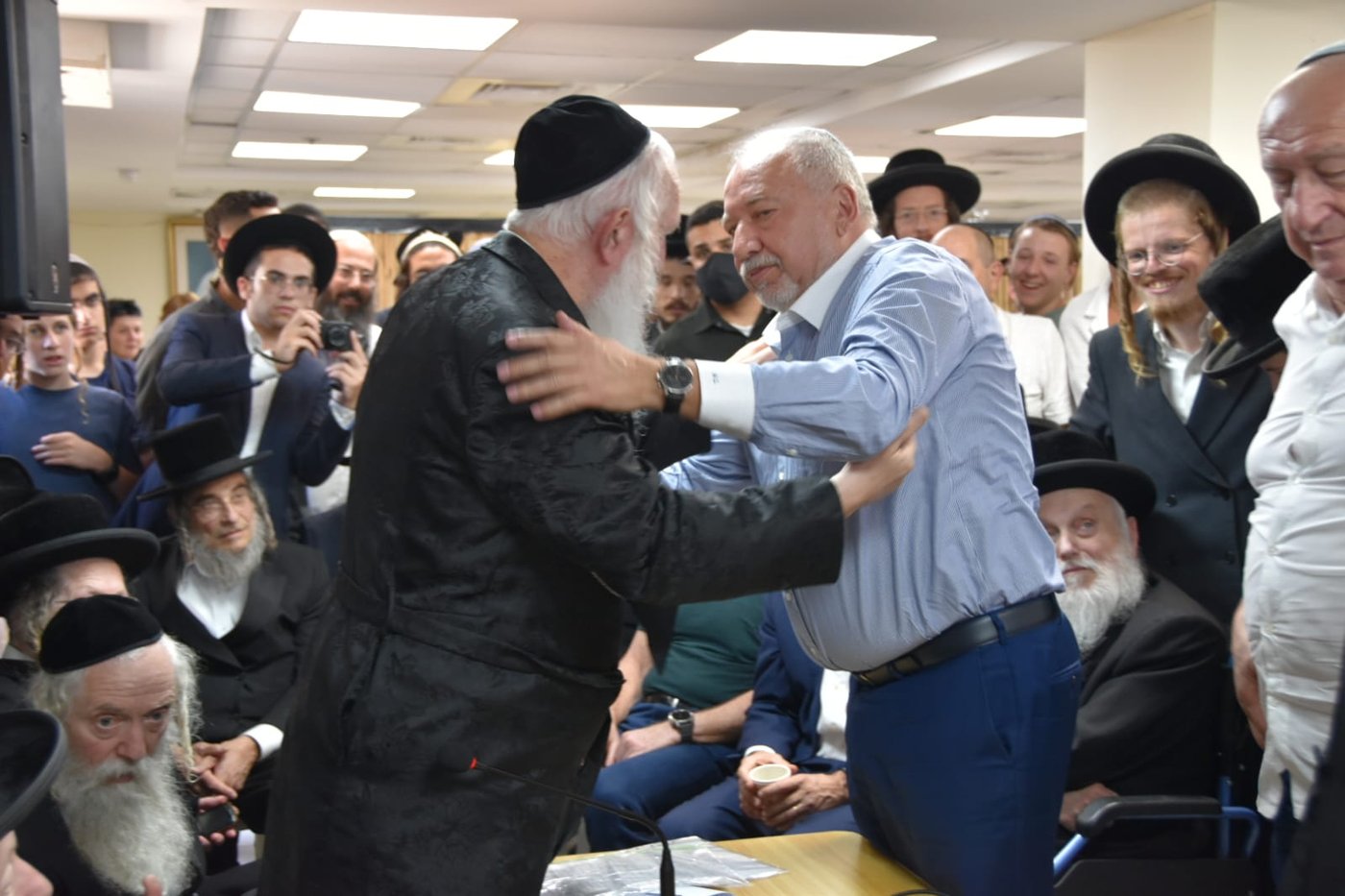 ניחום אבלים אצל הגרי"ד גרוסמן