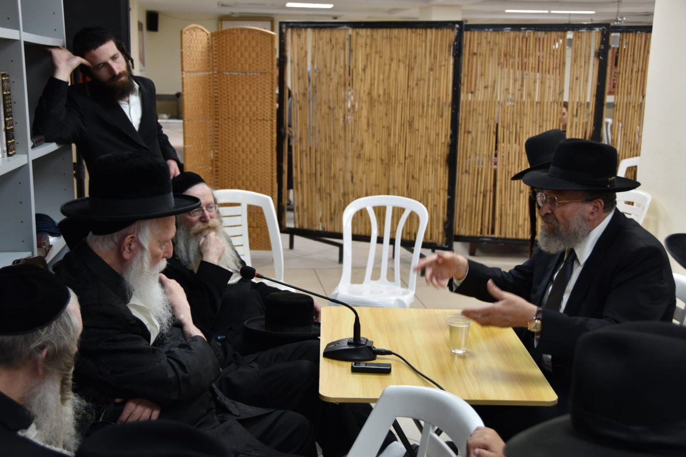 ניחום אבלים אצל הגרי"ד גרוסמן