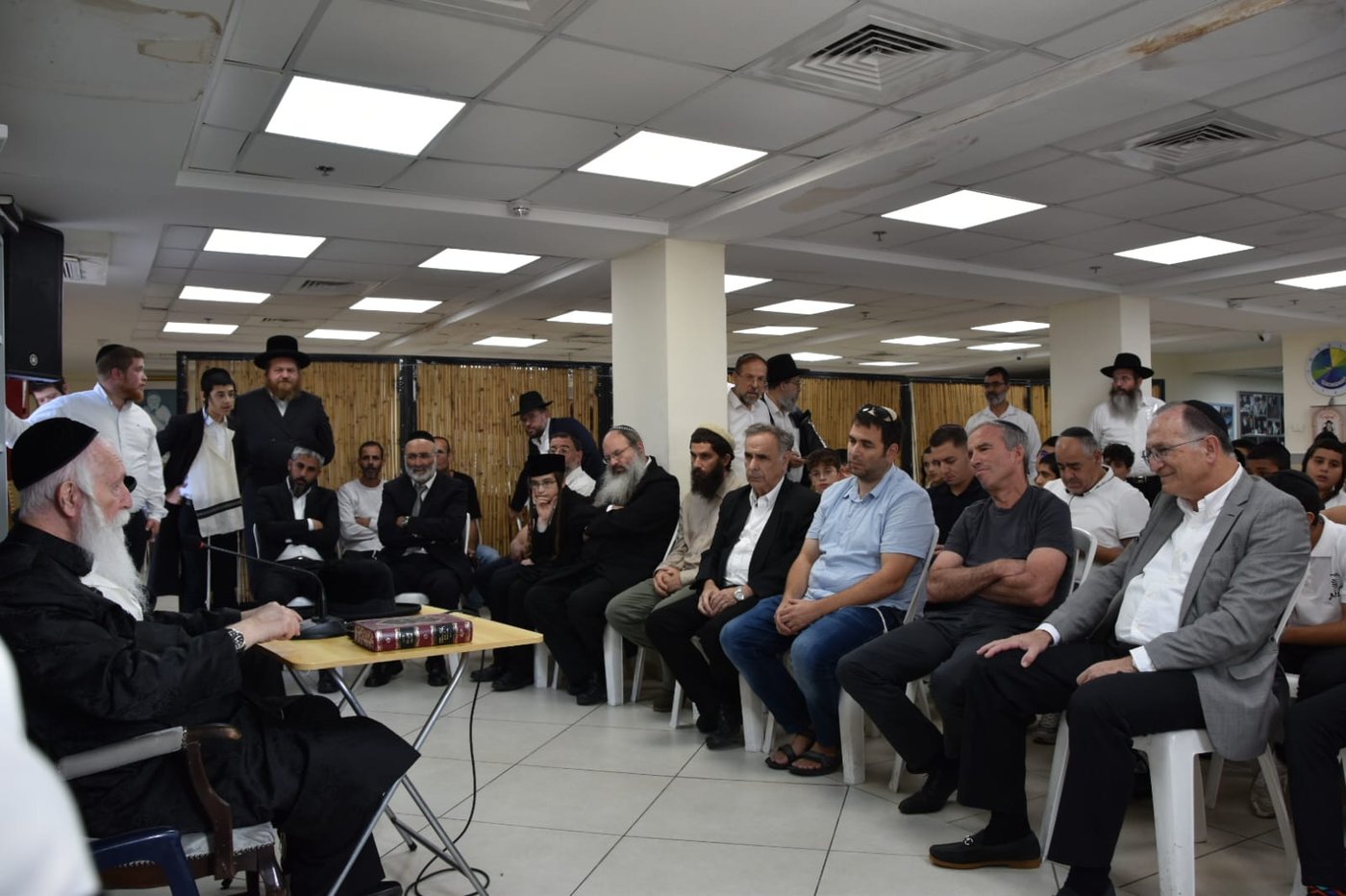 ניחום אבלים אצל הגרי"ד גרוסמן