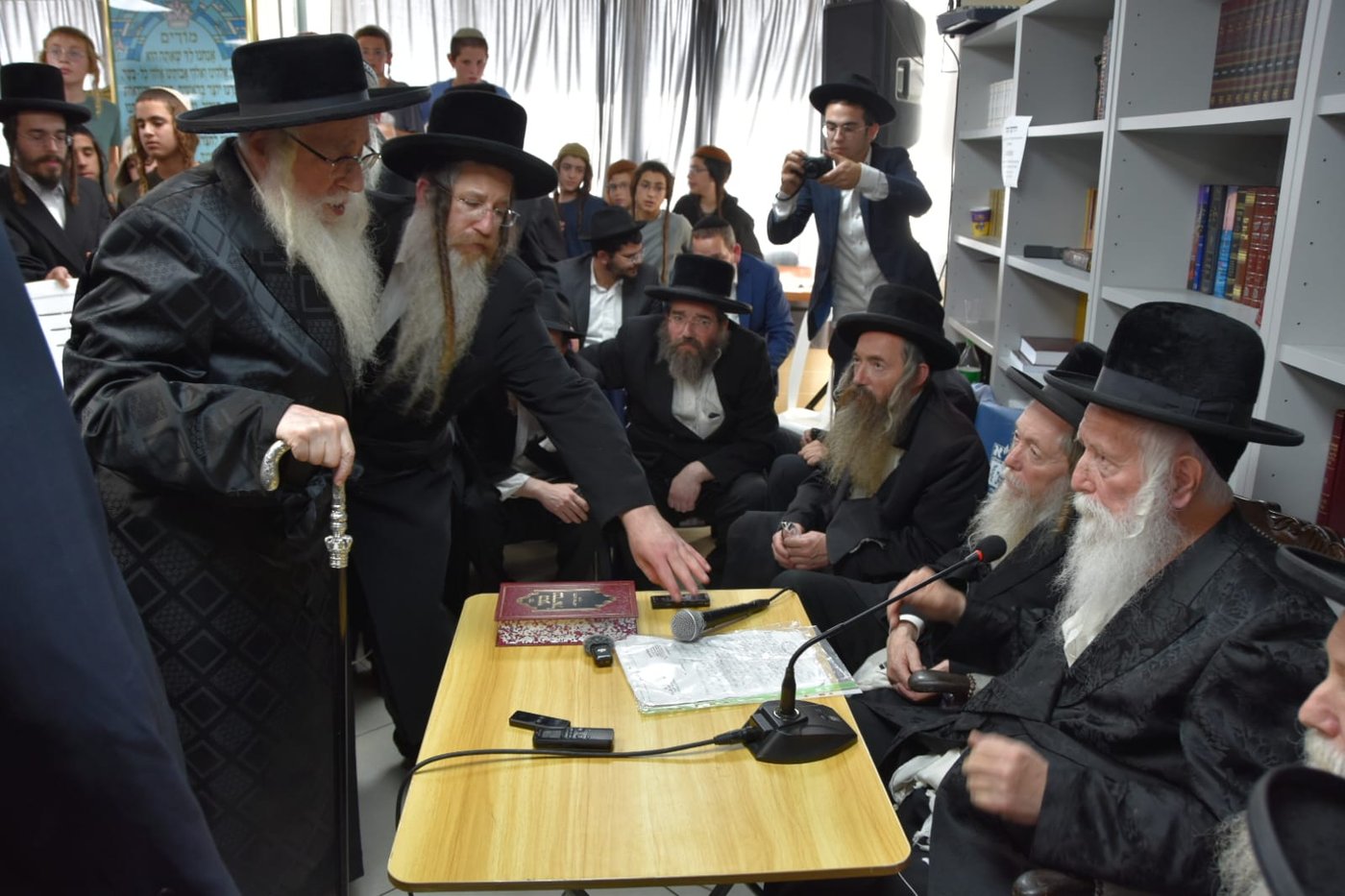 ניחום אבלים אצל הגרי"ד גרוסמן