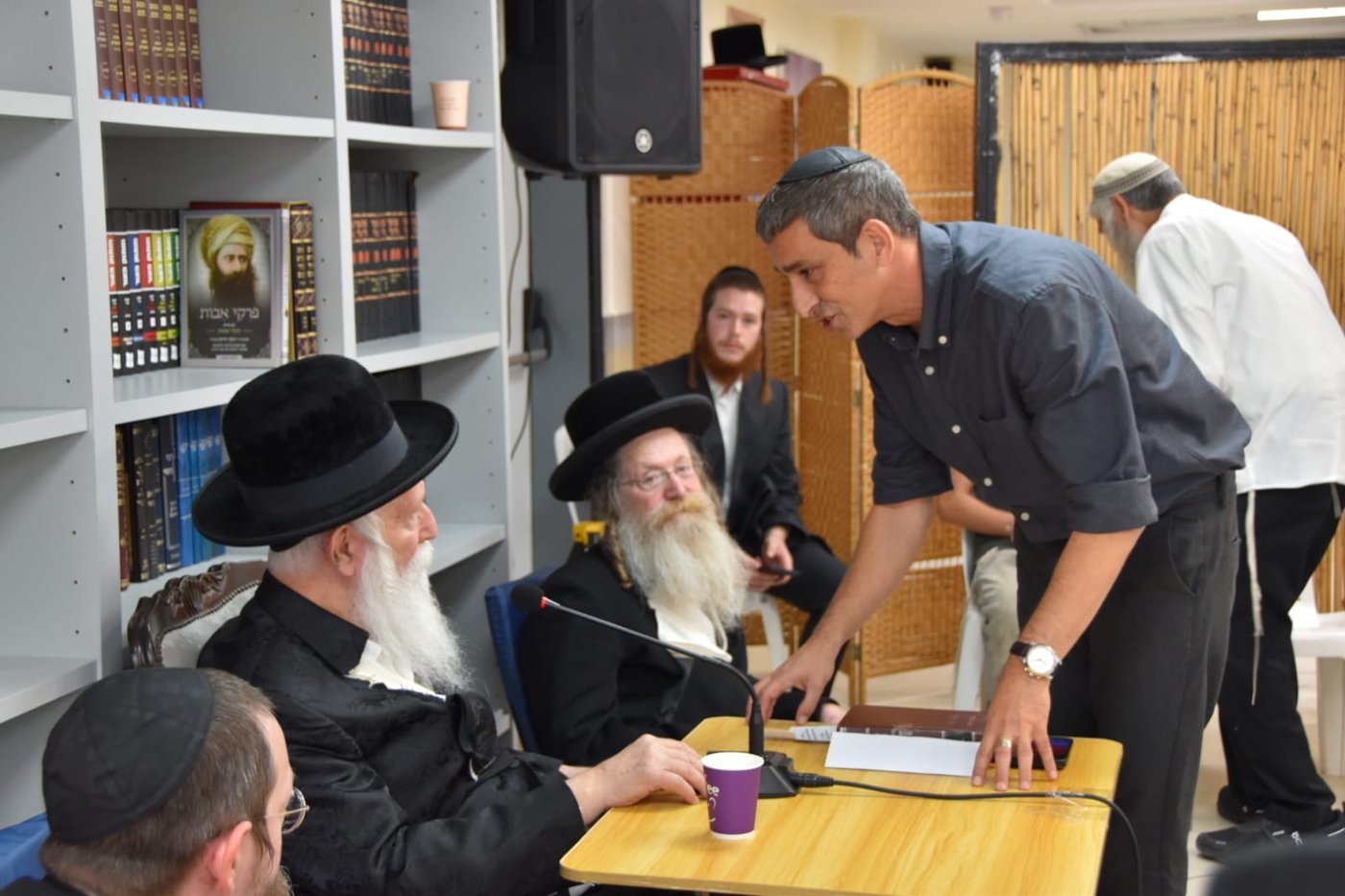ניחום אבלים אצל הגרי"ד גרוסמן