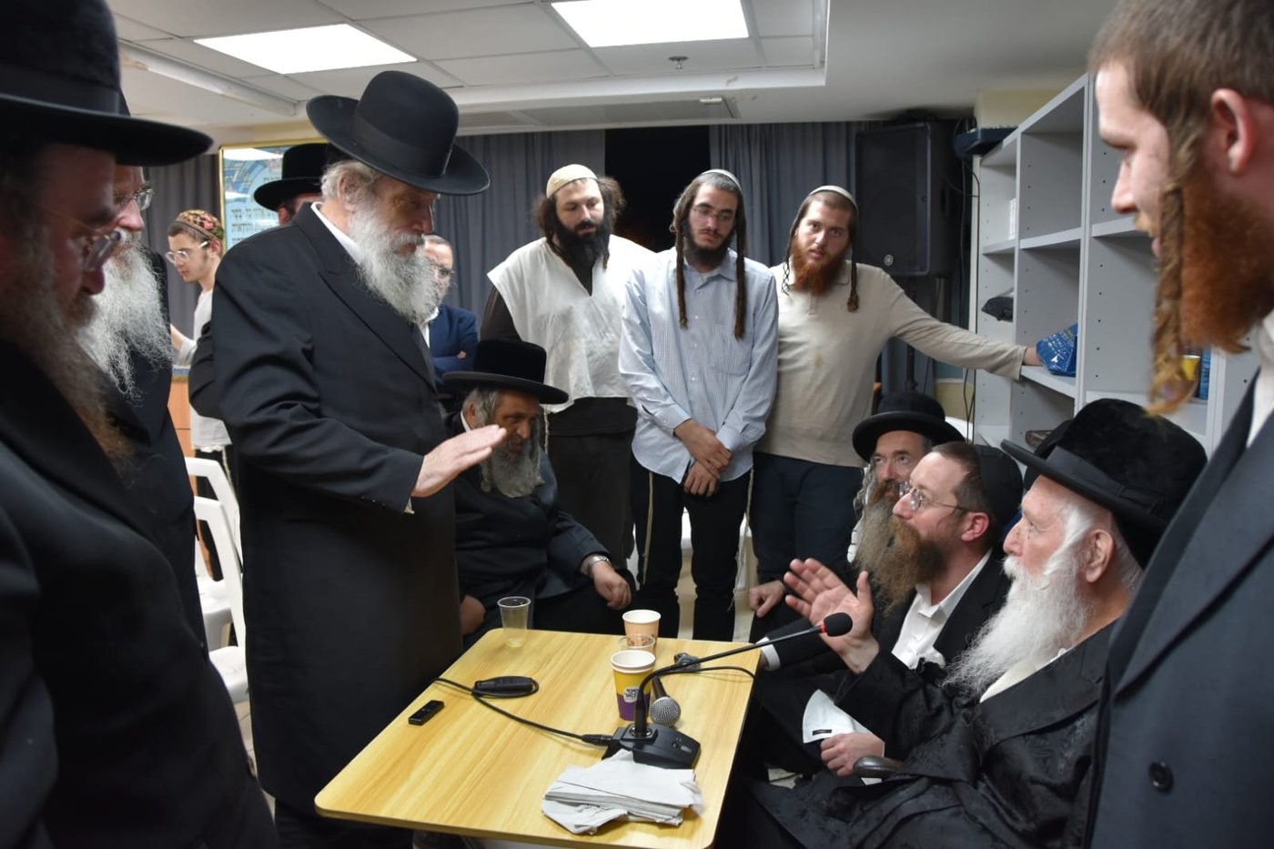 ניחום אבלים אצל הגרי"ד גרוסמן