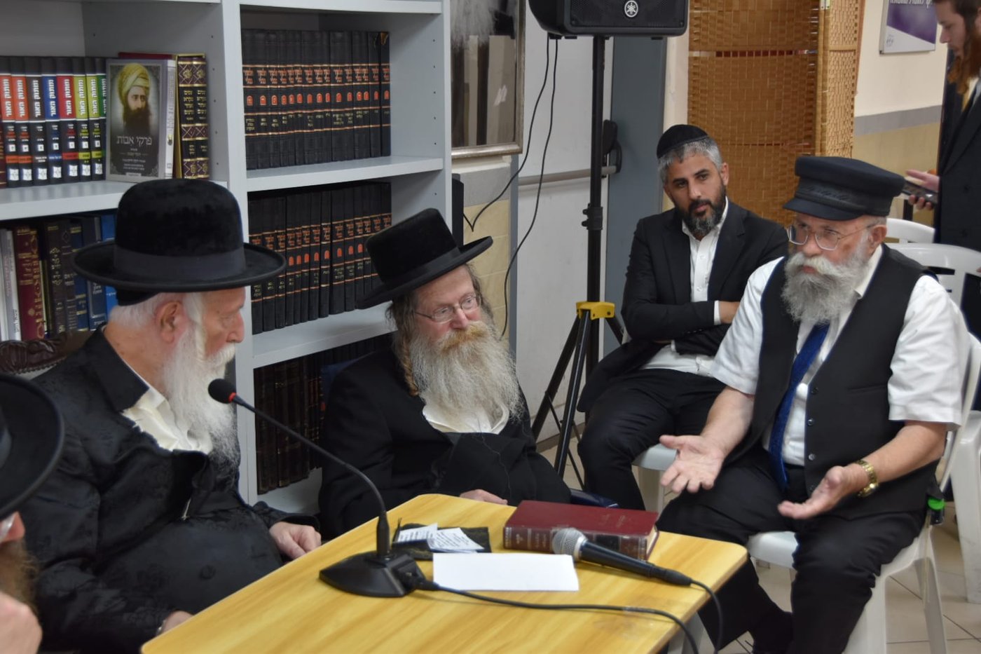 ניחום אבלים אצל הגרי"ד גרוסמן