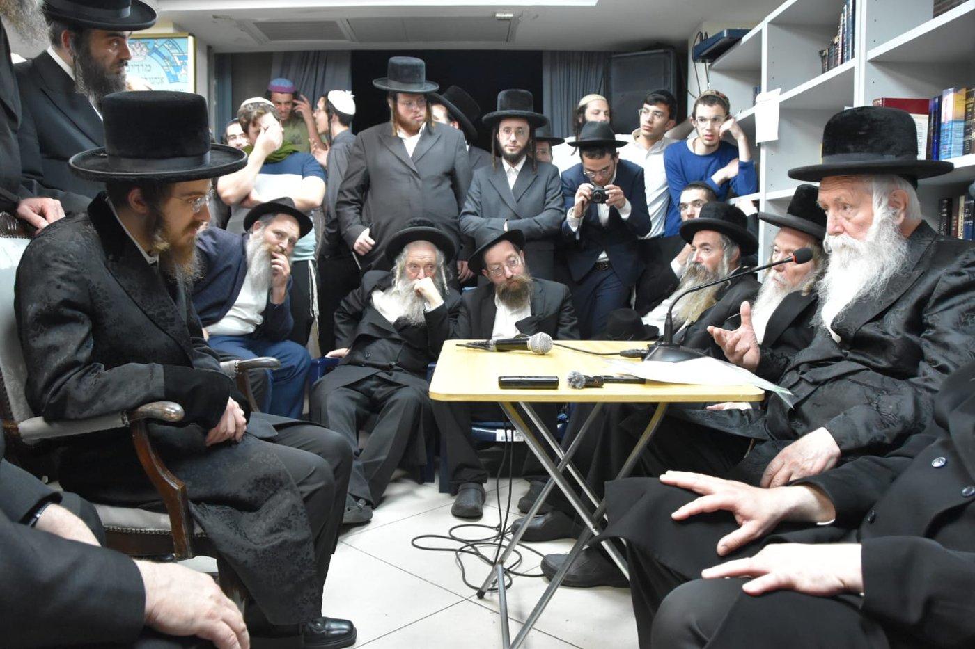 ניחום אבלים אצל הגרי"ד גרוסמן