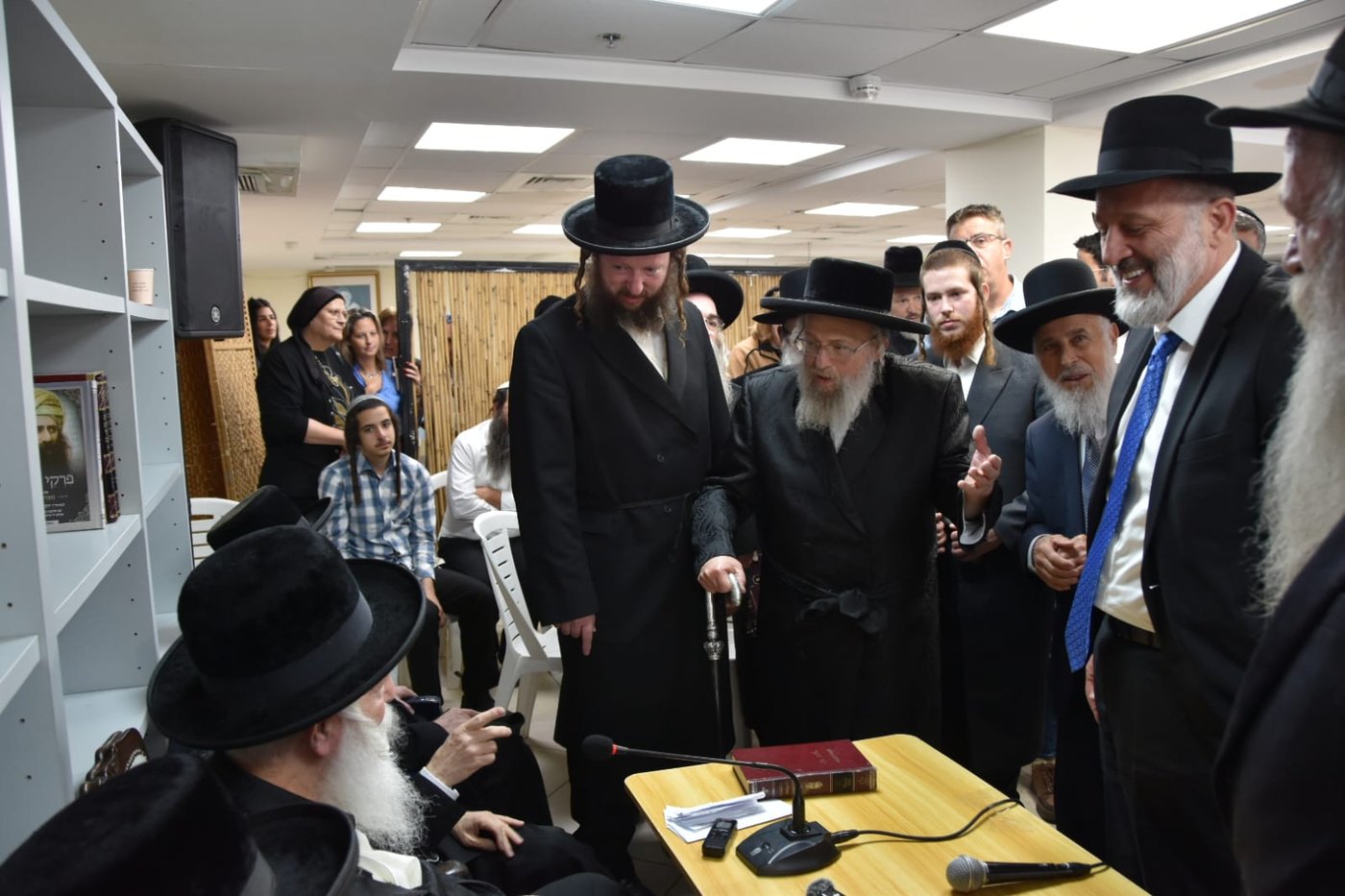 ניחום אבלים אצל הגרי"ד גרוסמן