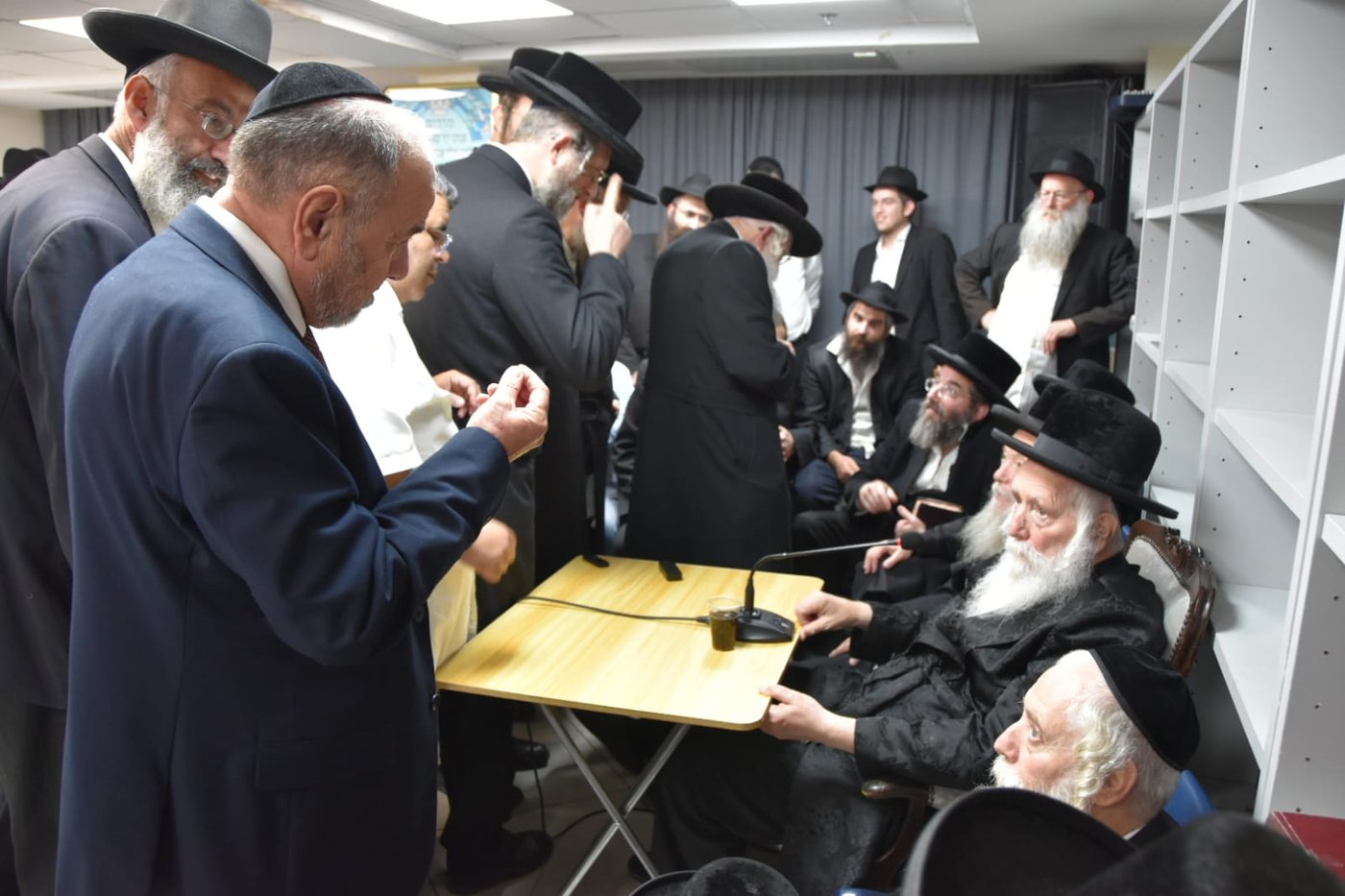 ניחום אבלים אצל הגרי"ד גרוסמן