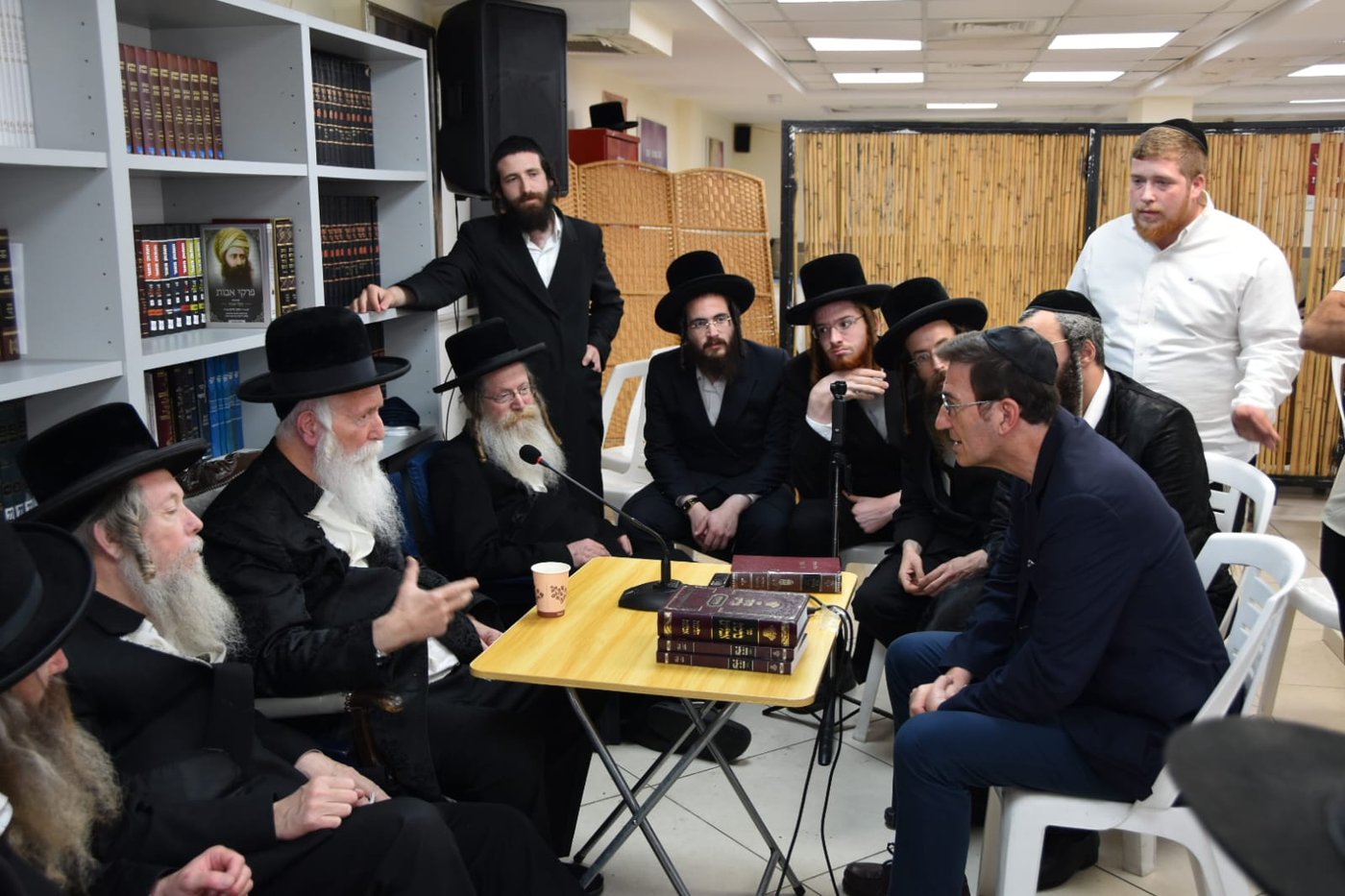 ניחום אבלים אצל הגרי"ד גרוסמן