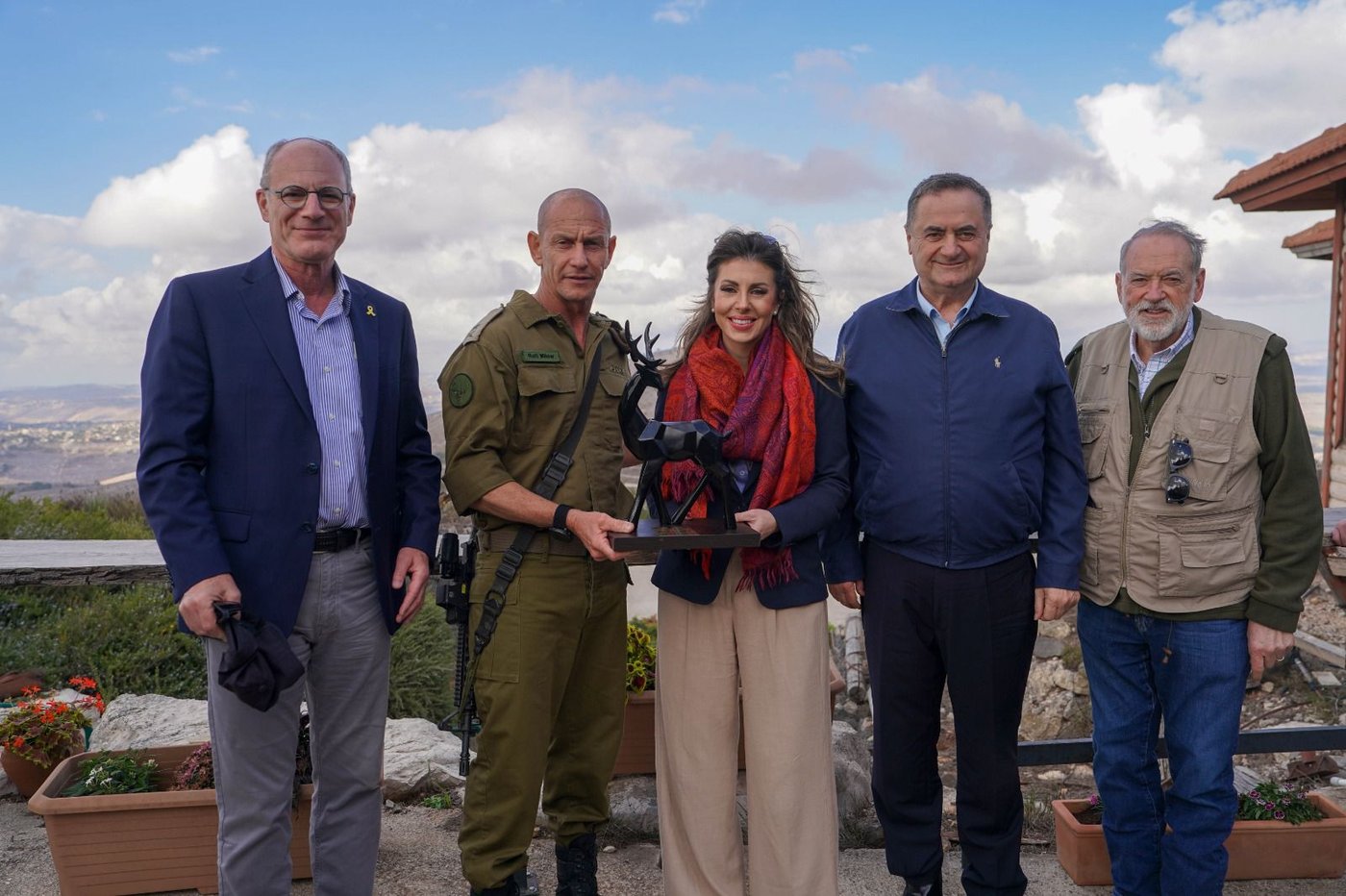 שר הביטחון ושליחת הנשיא בביקור בגבול הצפון