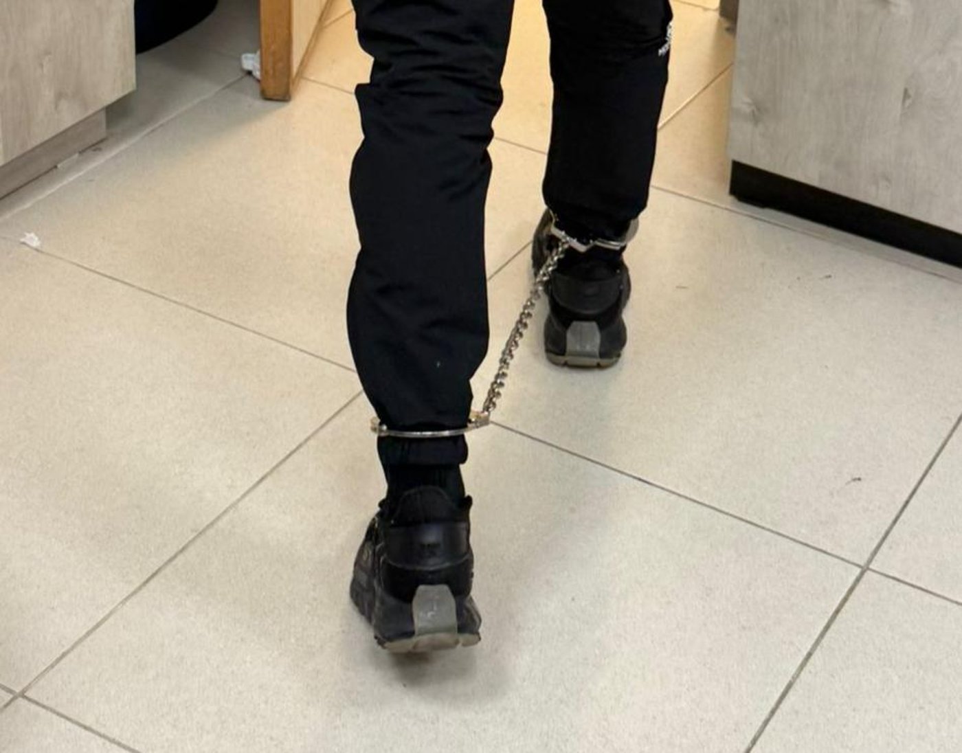 אזיקים על רגלי החשוד