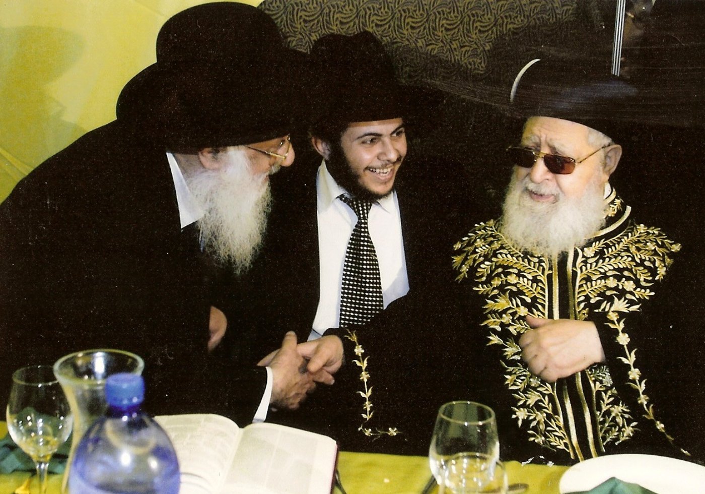 בשמחת האירוסין לתלמיד משותף, שהיום מוכר בזכות עצמו - יוסף חיים כלף