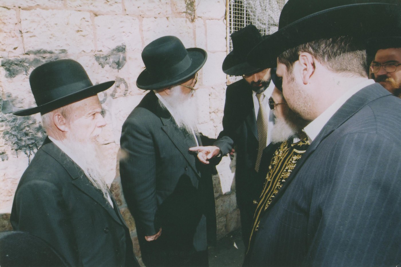 הרב עובדיה עם הגר"ג אדלשטיין ויבל"א הגרב"ד פוברסקי מחוץ לביתו של מרן הגרי"ש אלישיב