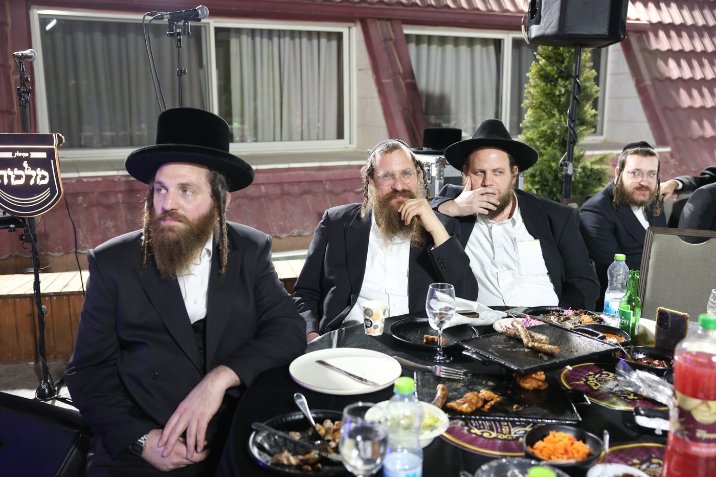 זה לצד זה: חסידים וליטאים, אשכנזים וספרדים, רקדו לצלילי הזמר הבדואי 