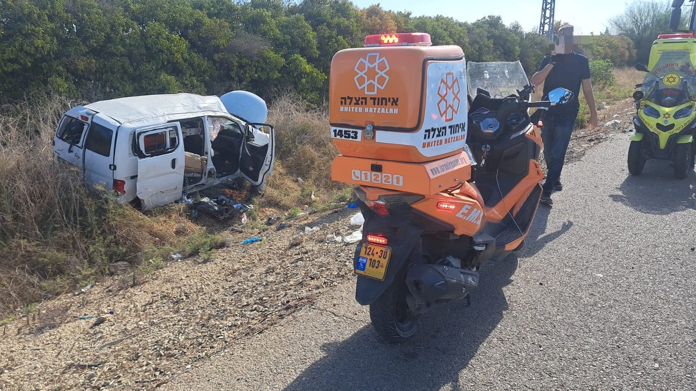 רכב התהפך בכניסה ליישוב החרדי; צעיר פונה במצב קשה עם פגיעת ראש