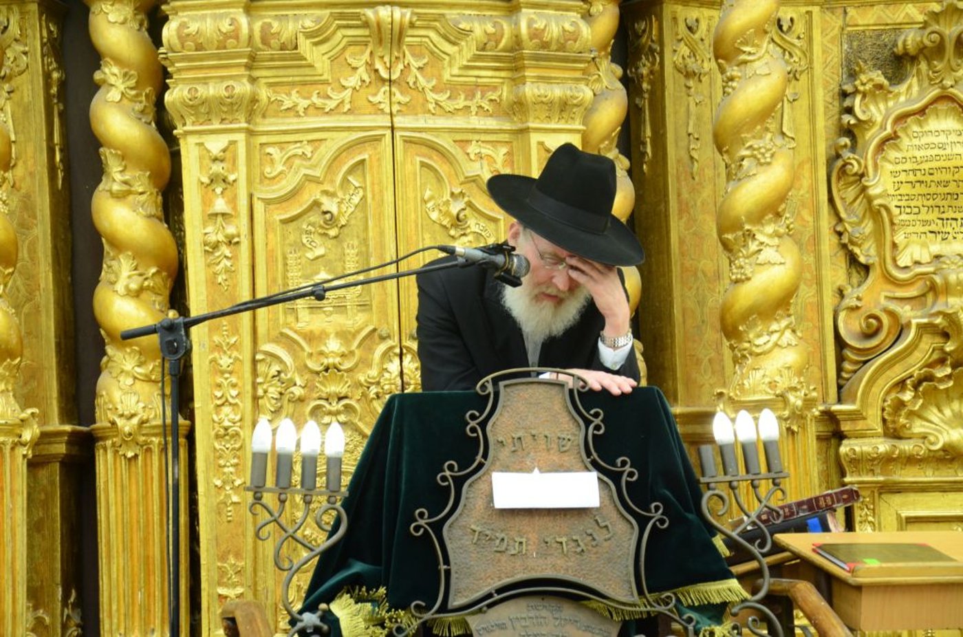 הגאון רבי יונה זלושינסקי על רקע ארון הקודש המוזהב