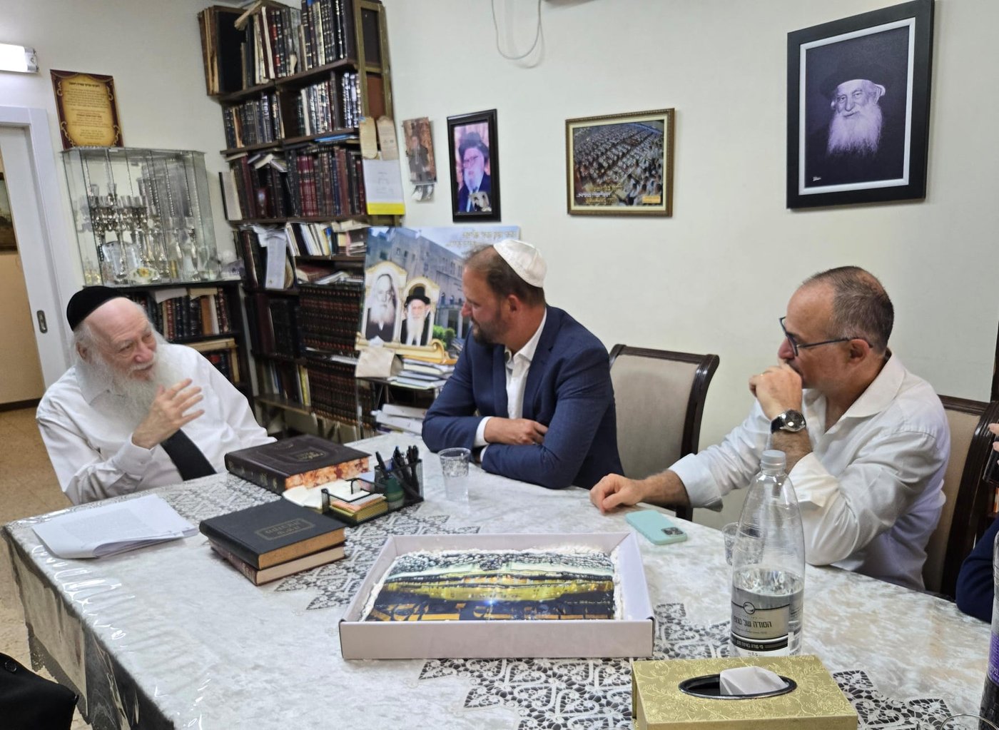 עורכי הדין אודי ארצי ורן פלדמן במעונו של נשיא ישיבת פוניבז' הגר"א כהנמן