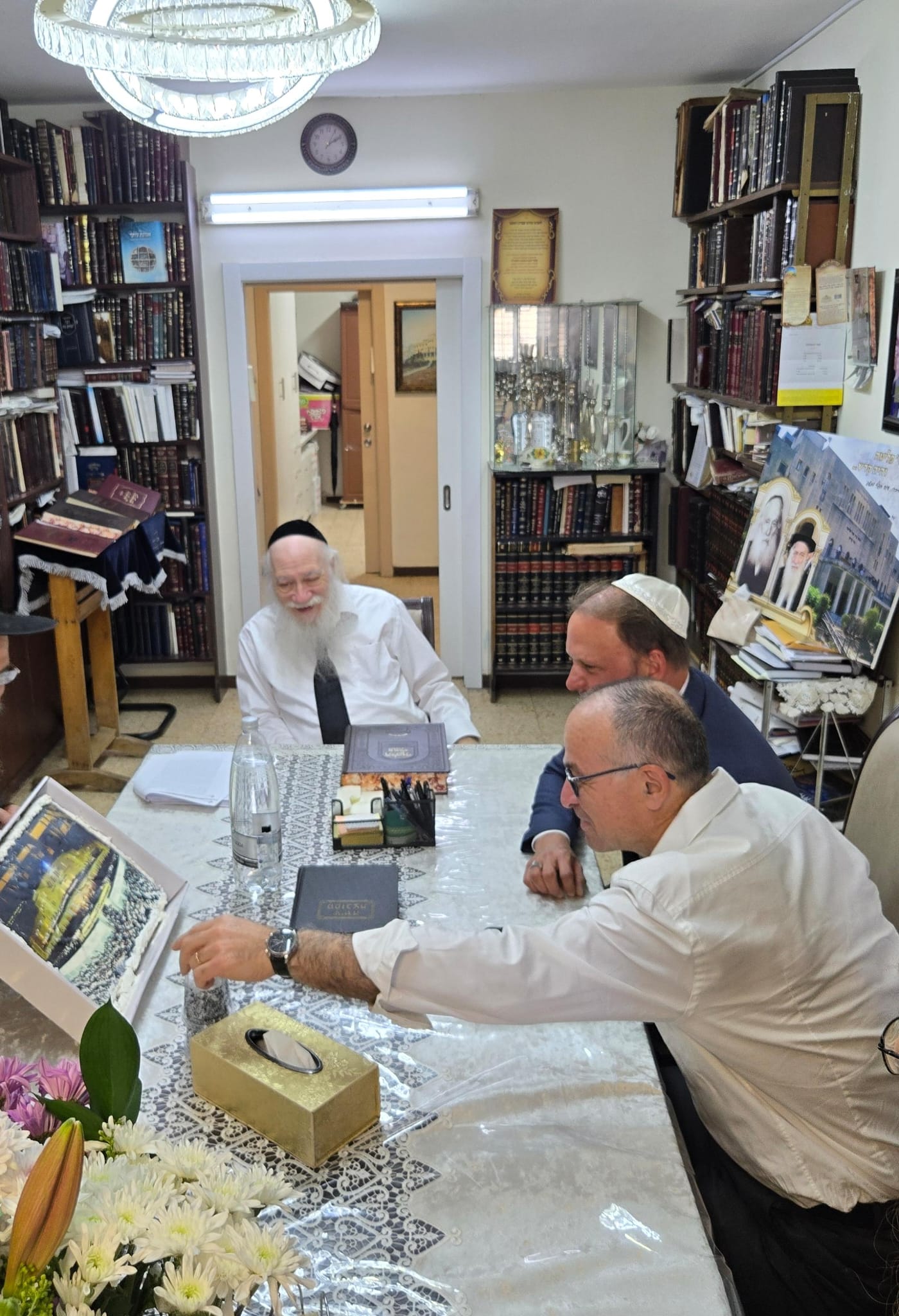 נשיא ישיבת פוניבז' עם עורכי הדין רן פלדמן ואודי ארצי