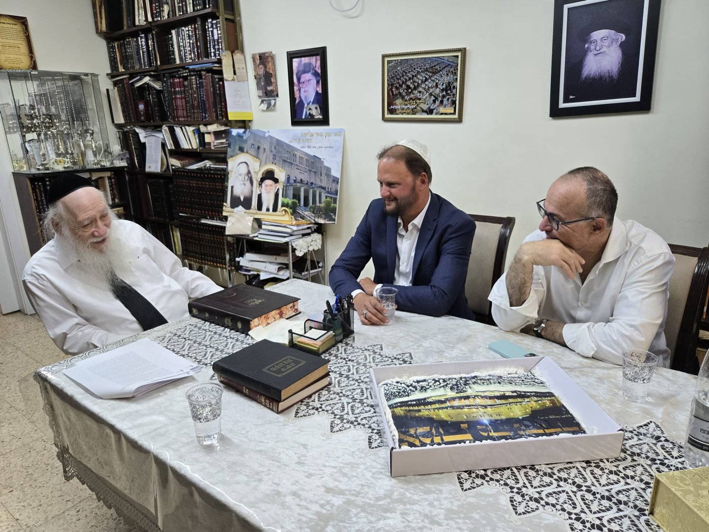 עו"ד אודי ארצי ועו"ד רן פלדמן עם נשיא ישיבת פוניבז' הגר"א כהנמן