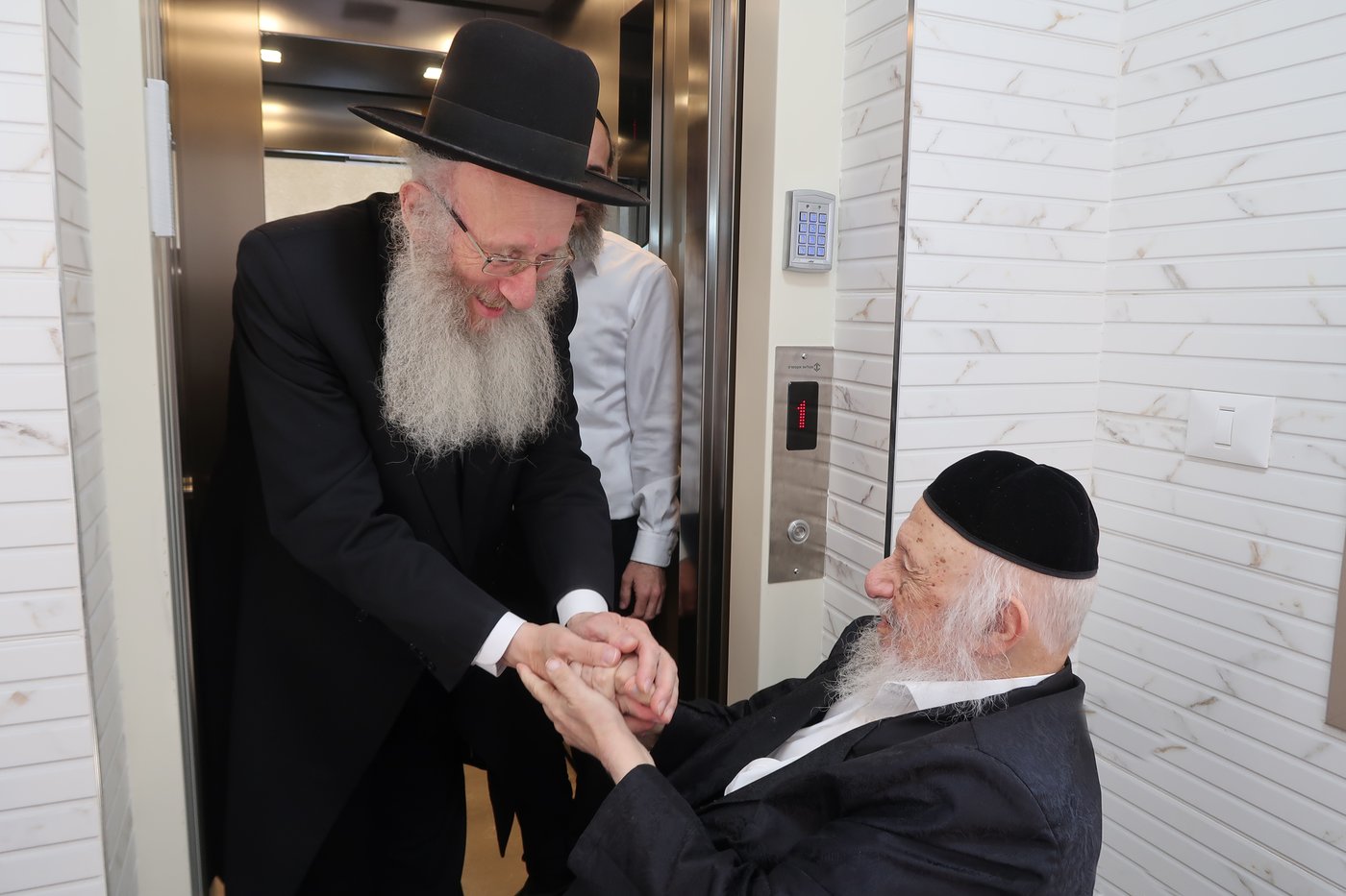 קביעת מזוזה במעלית בביתו של הגרב"ד פוברסקי