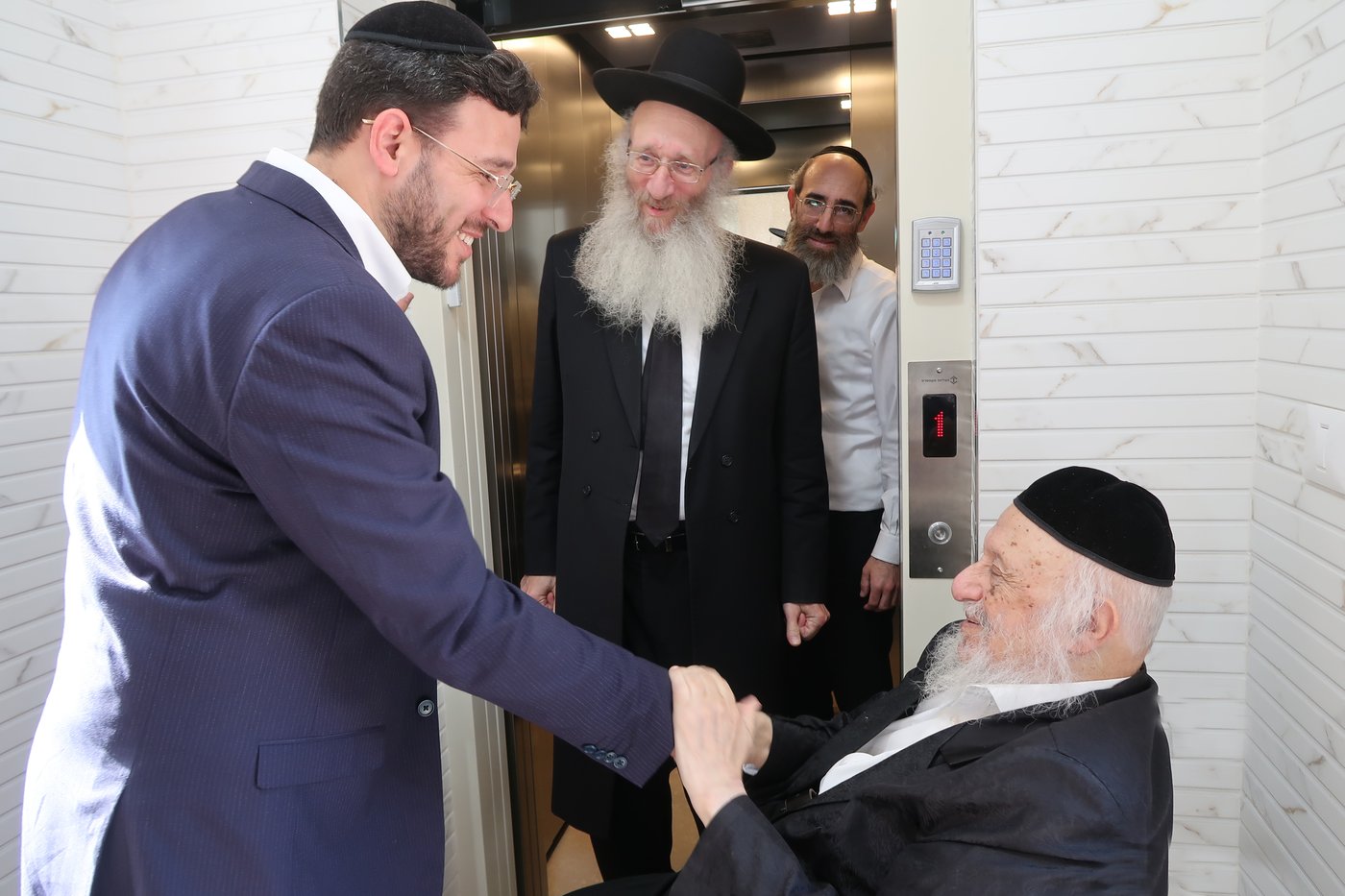 קביעת מזוזה במעלית בביתו של הגרב"ד פוברסקי