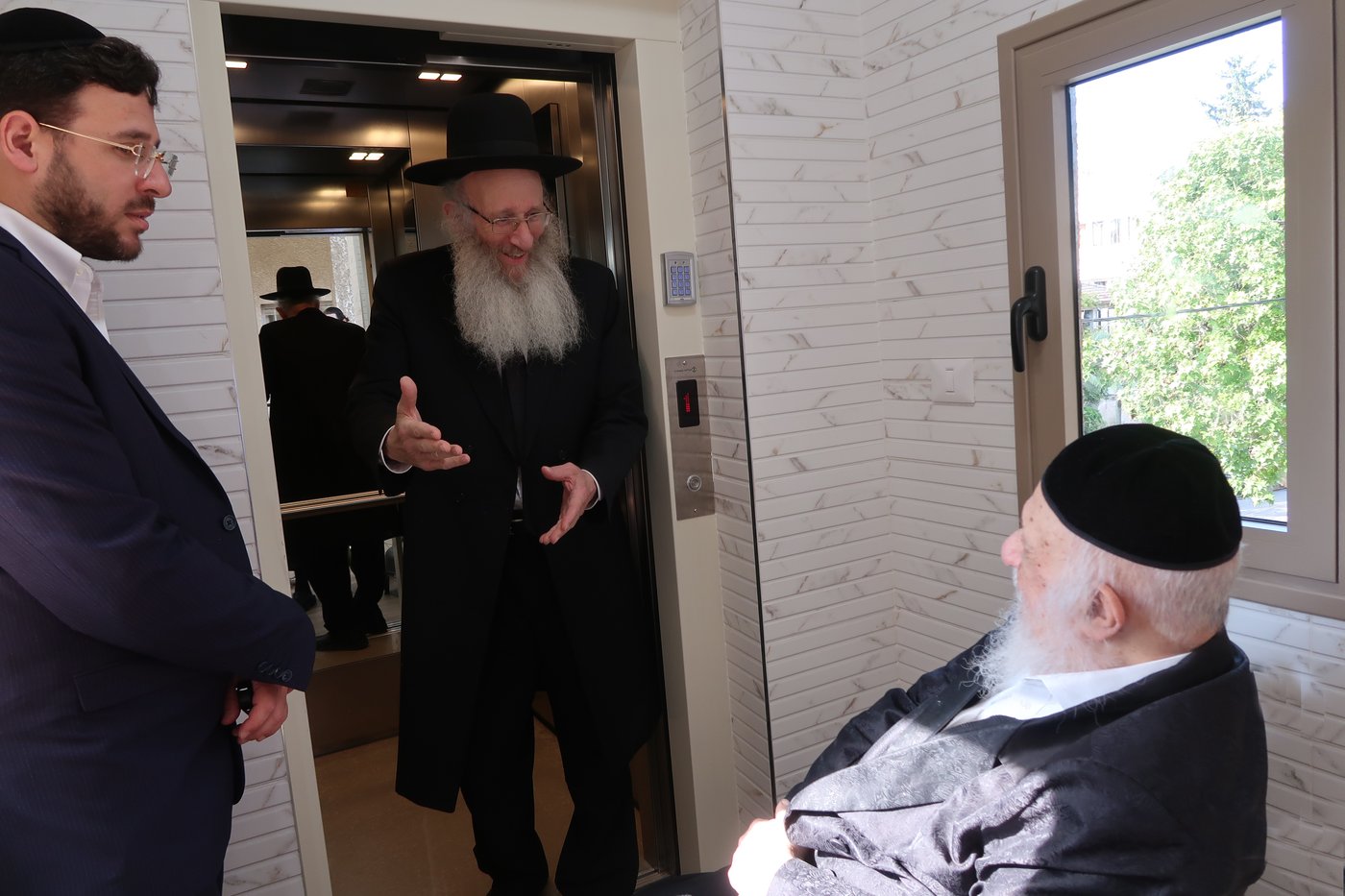 קביעת מזוזה במעלית בביתו של הגרב"ד פוברסקי