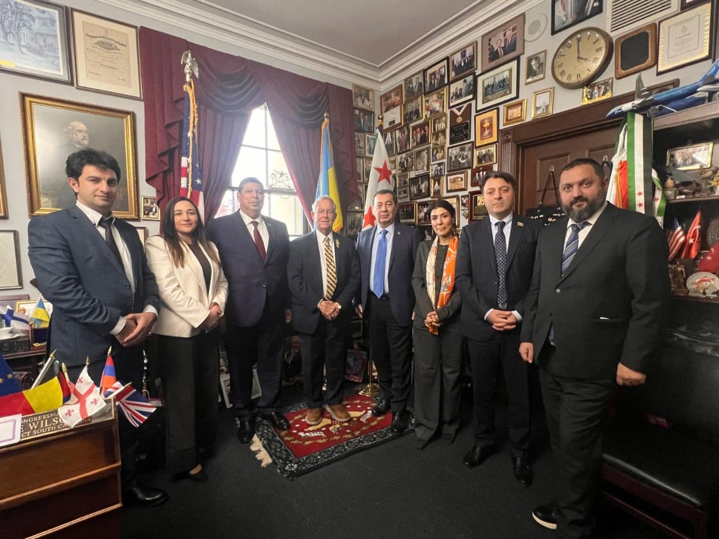 המשלחת של חברי הפרלמנט עם הרב איסייב בארה"ב