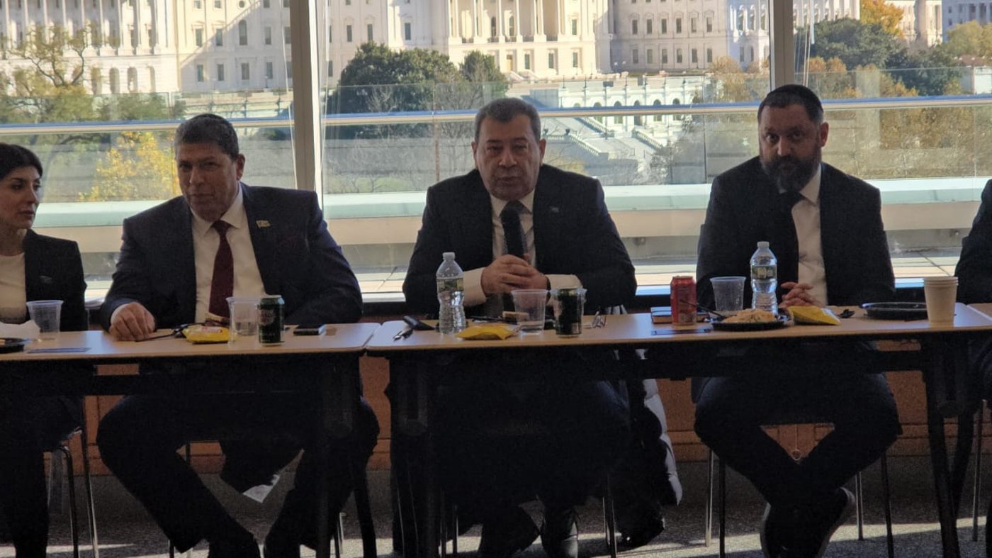 המשלחת של חברי הפרלמנט עם הרב איסייב בארה"ב