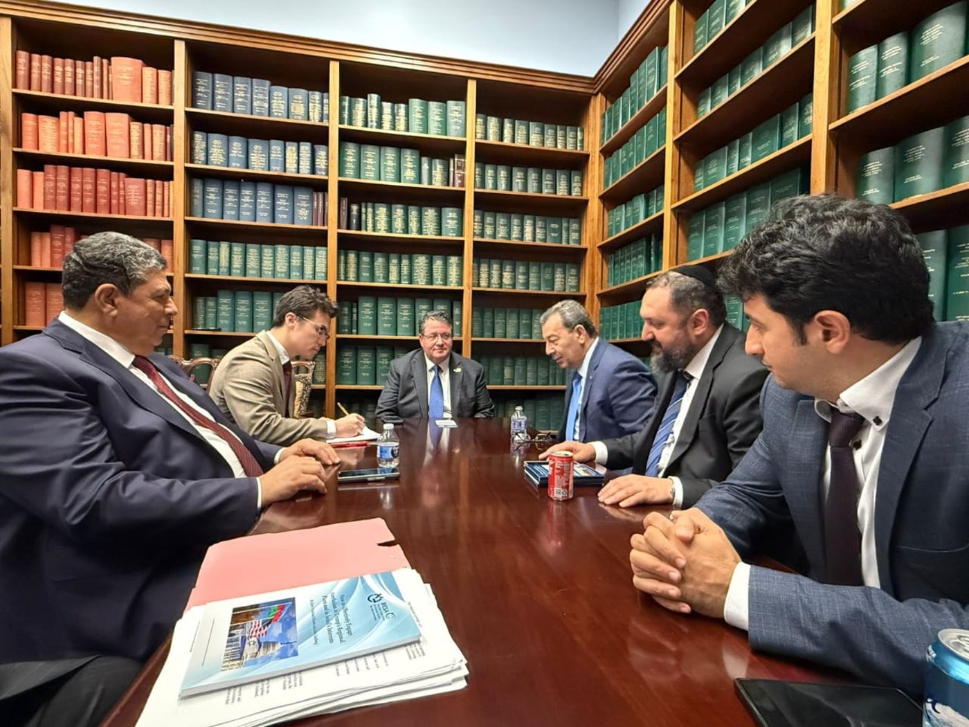 המשלחת של חברי הפרלמנט עם הרב איסייב בארה"ב