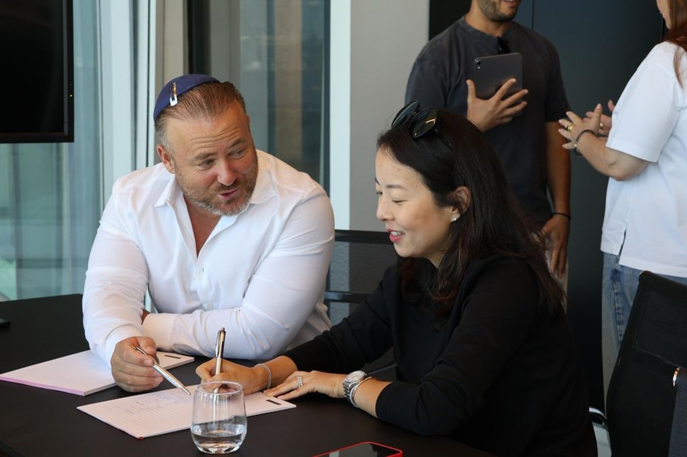  אלמוג מימון ו איימי וונג דירקטור תפעול סין