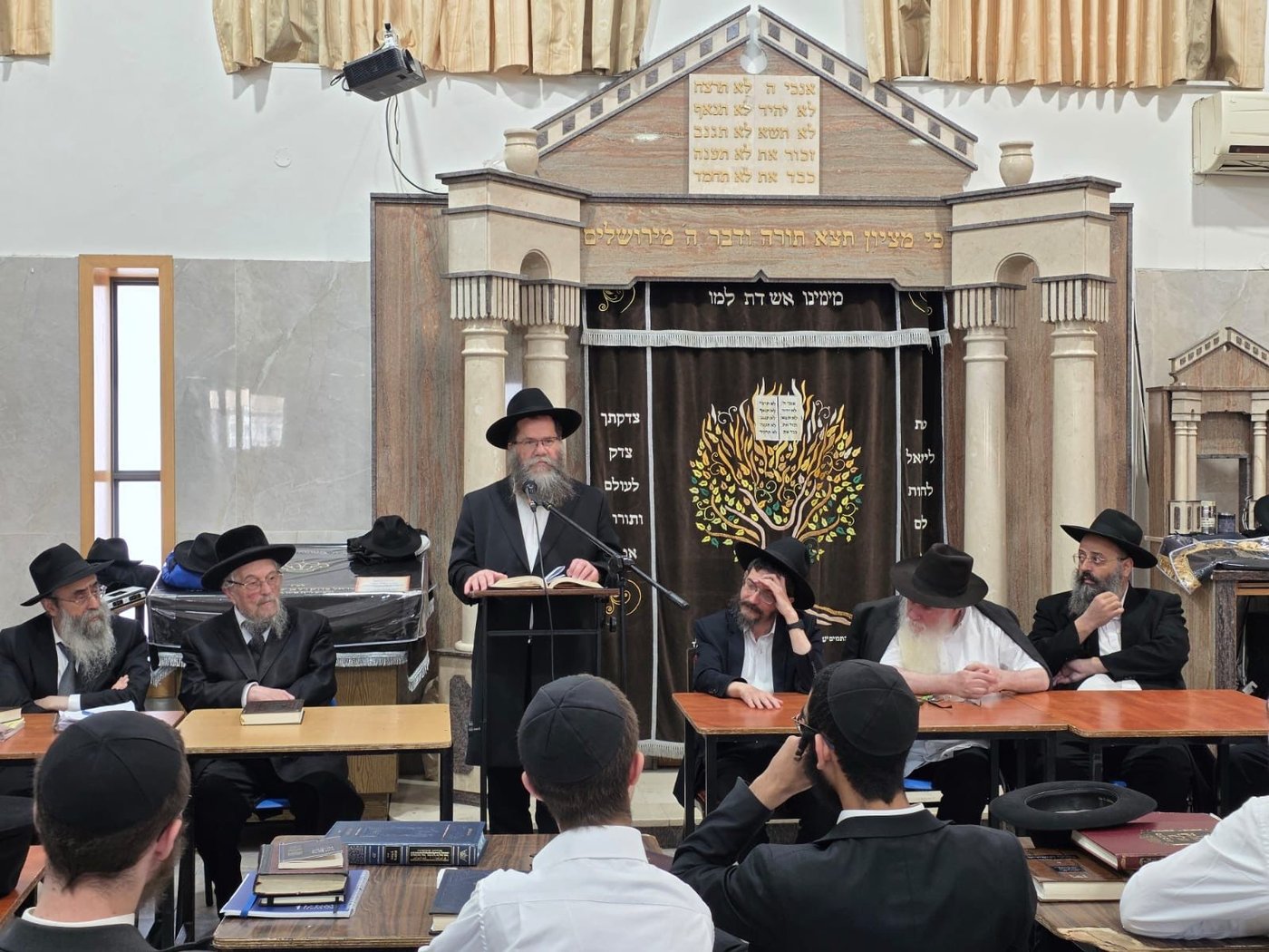 בעקבות מעצר בחורים: סבב ביקור חריג של בכירי רבני חב"ד בישיבות