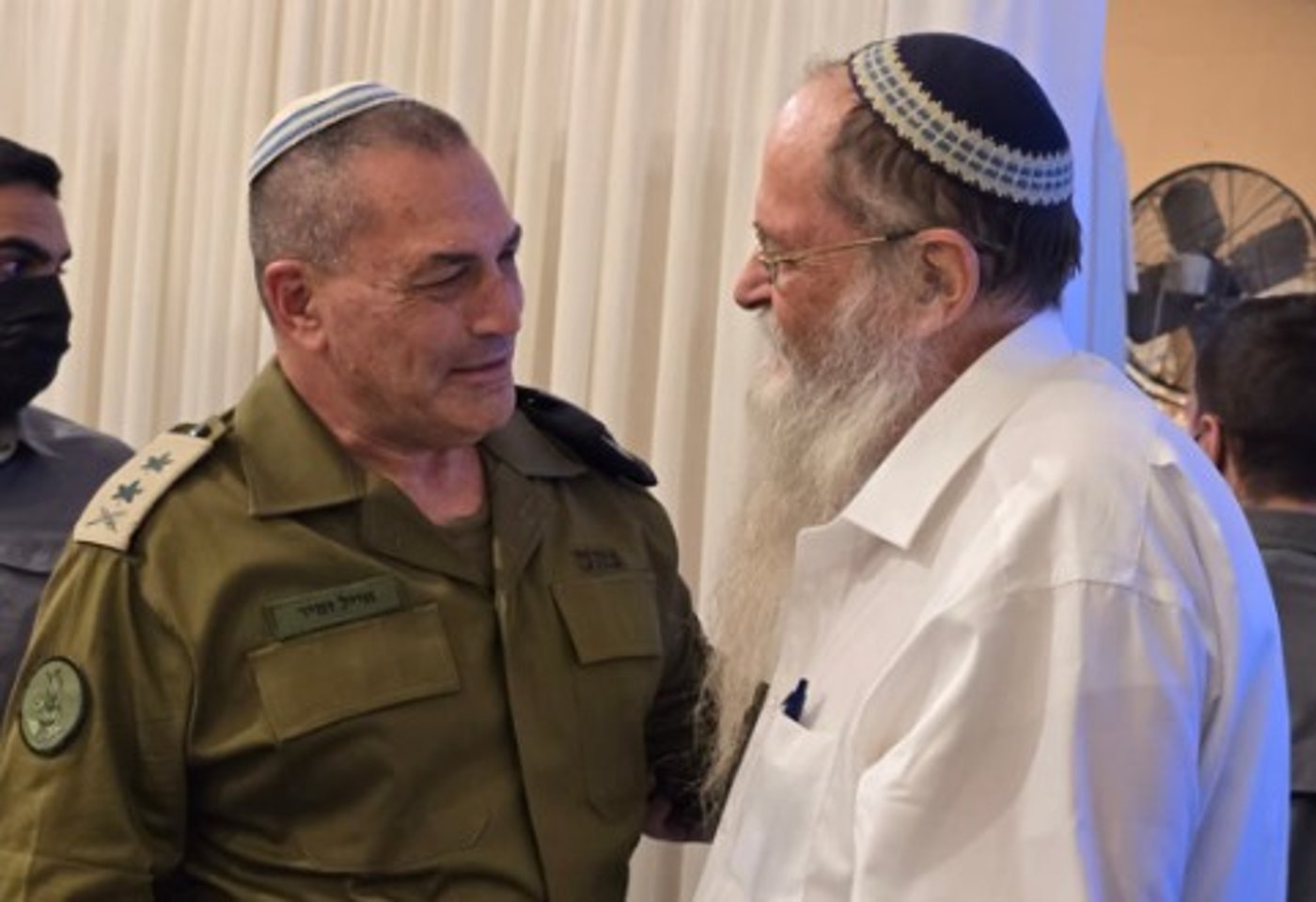 ביום המתוח: מה חיפש הרמטכ"ל אייל זמיר עם כיפה בחתונת תלמיד הישיבה? "זה היה נס שמיימי" | צפו