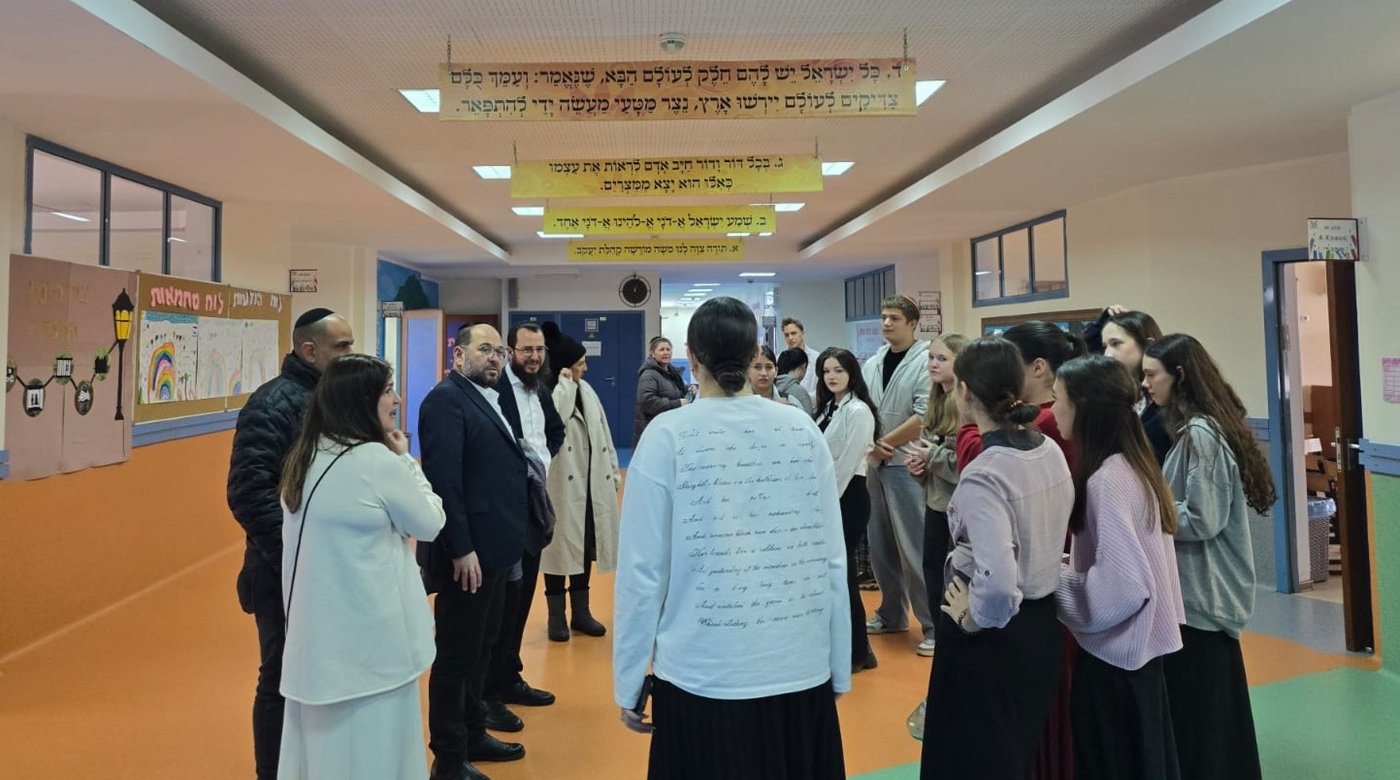 עם הרב שניאור ודבורי הלפרין בסיור באחד המוסדות במוסקבה