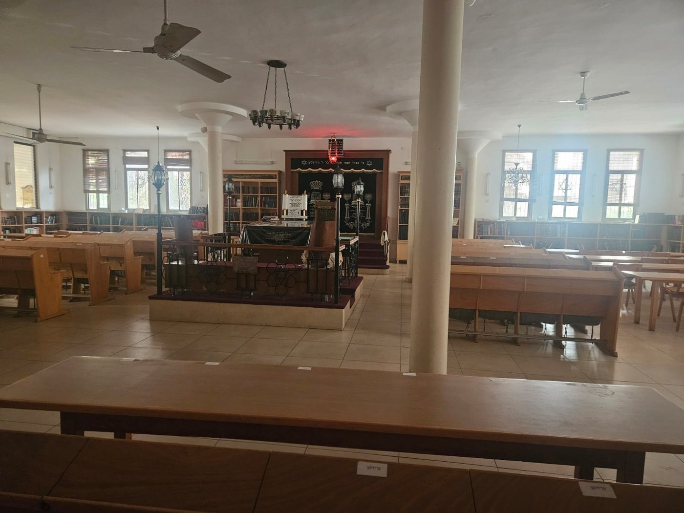 בית הכנסת מגורים בתל אביב בו נערכה הבוררות הקודמת בין הגיסים הגאונים רבי אליעזר כהנמן ורבי שמואל מרקוביץ