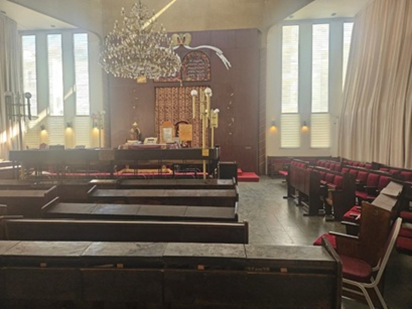 בית הכנסת מגורים בתל אביב בו נערכה הבוררות הקודמת בין הגיסים הגאונים רבי אליעזר כהנמן ורבי שמואל מרקוביץ