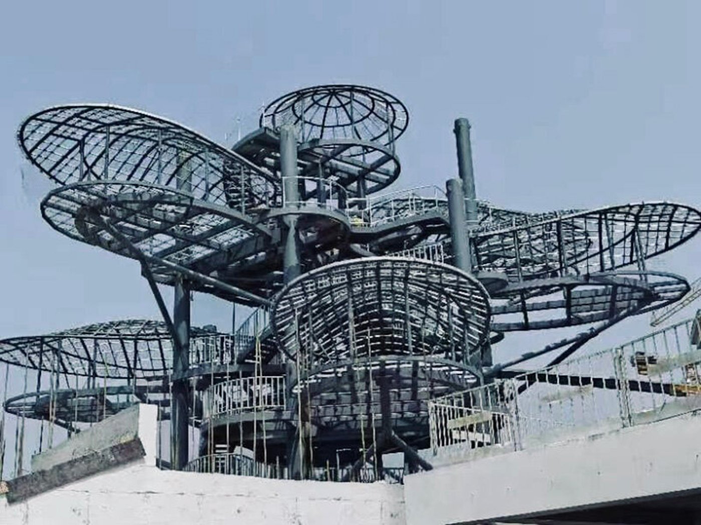 השלד לפני החיפוי בעץ