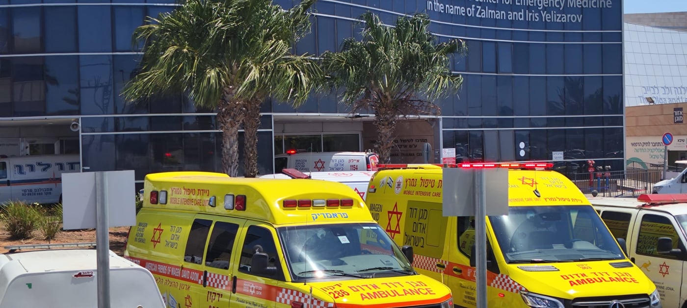 אמבולנסים של מד"א בכניסה לבית החולים שיבא