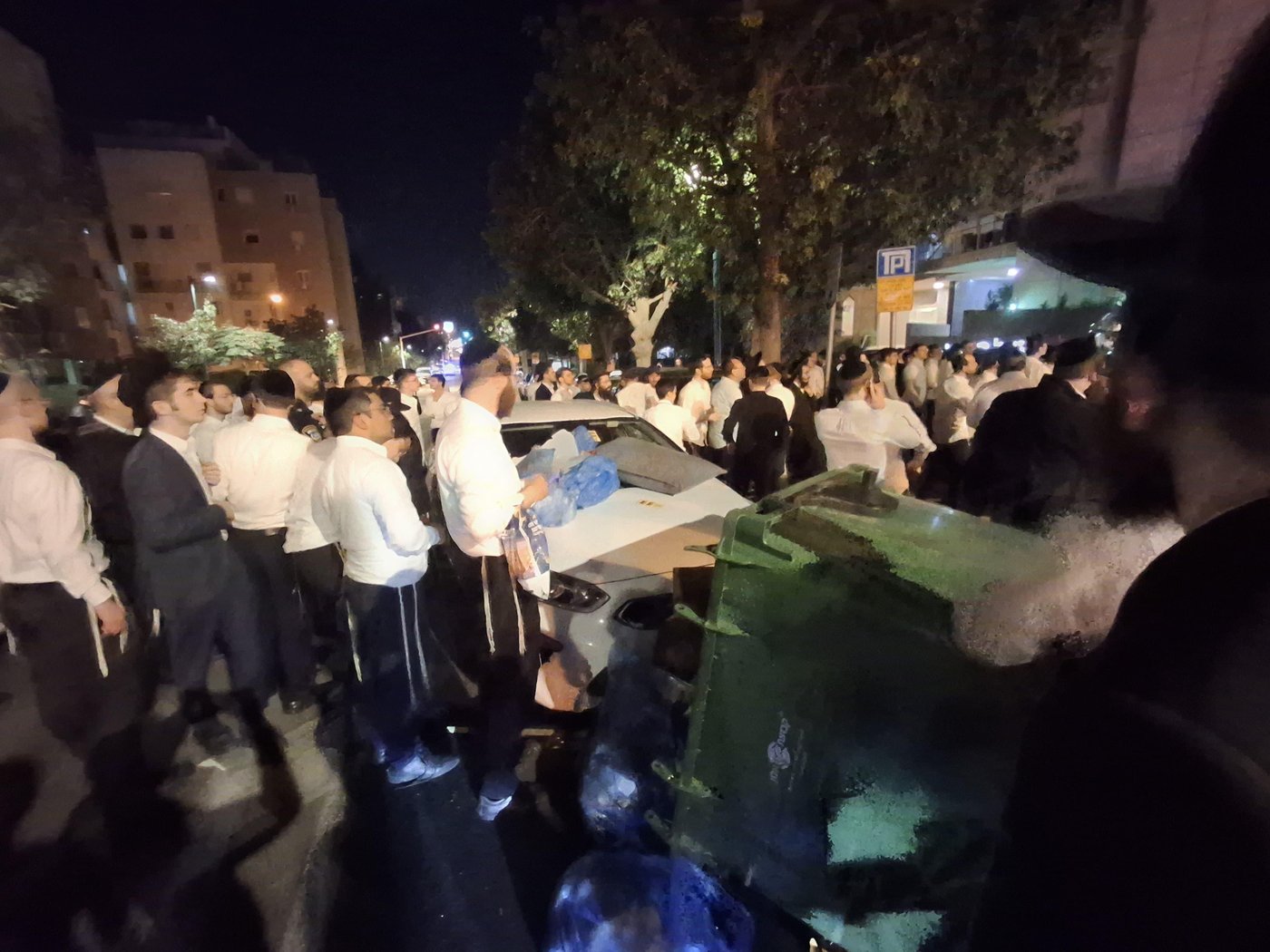 המשטרה הצבאית ניסתה לעצור תלמיד ישיבה, המונים הפינו והפכו ניידת משטרה | שלושה נעצרו