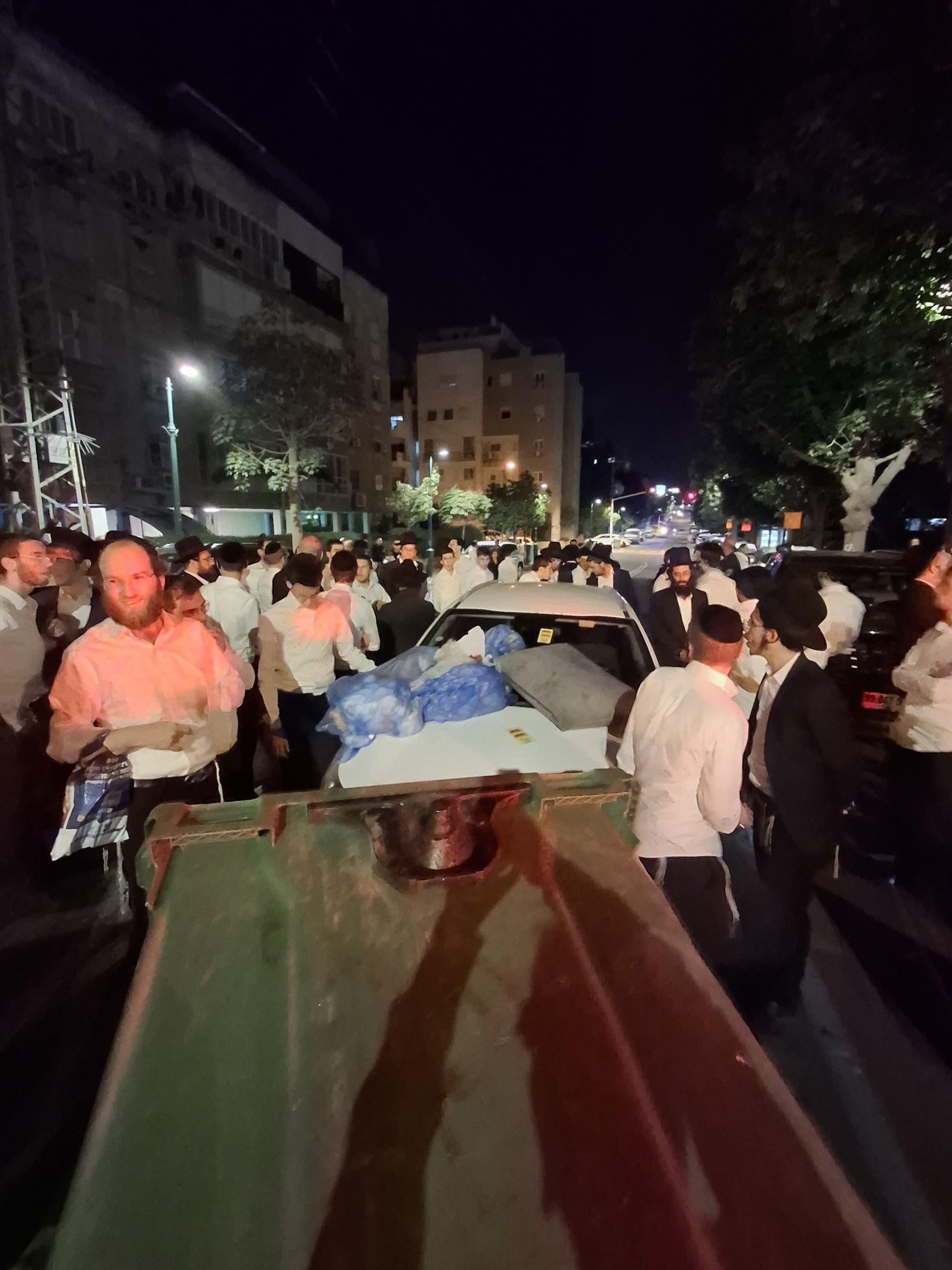 המשטרה הצבאית ניסתה לעצור תלמיד ישיבה, המונים הפינו והפכו ניידת משטרה | שלושה נעצרו