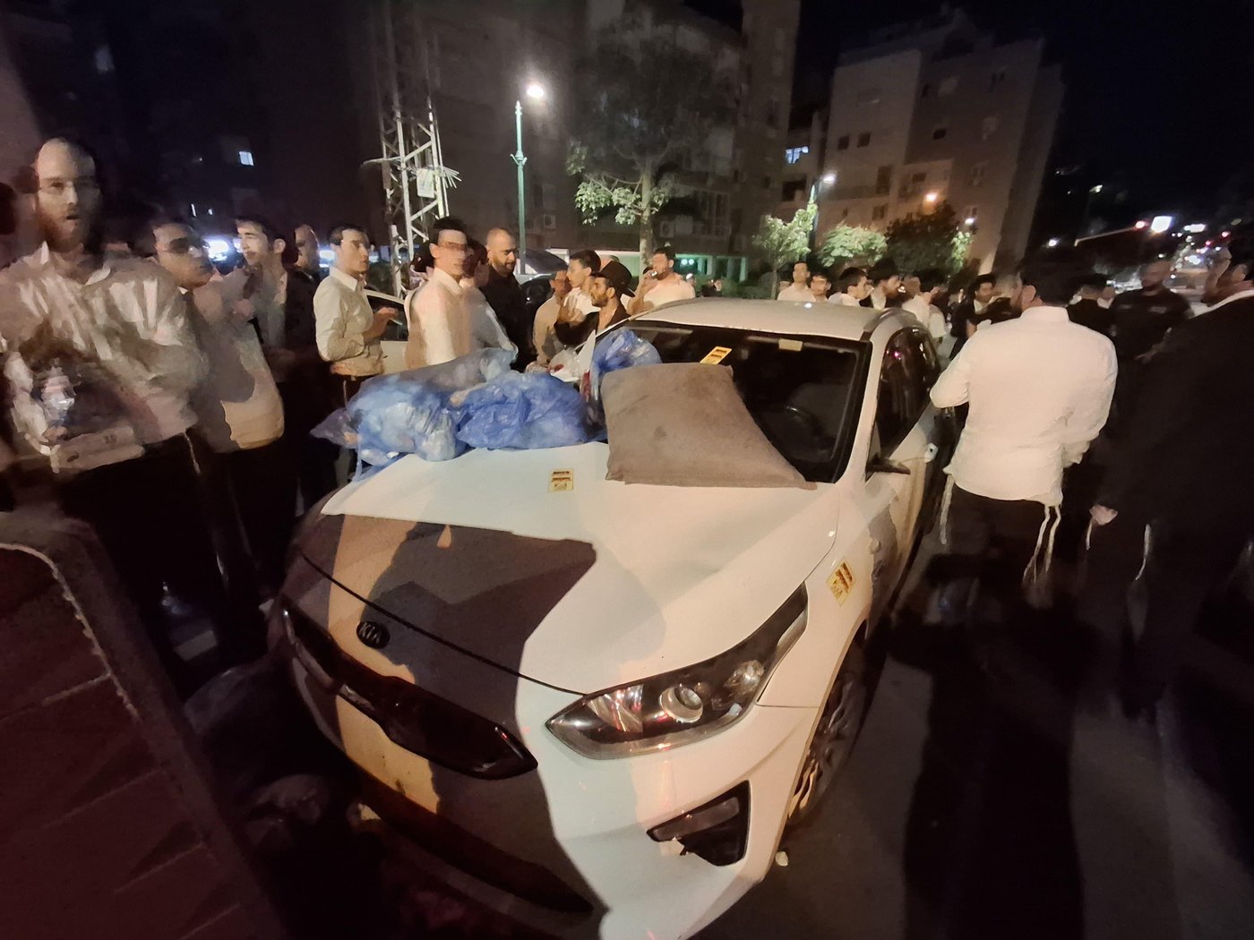 המשטרה הצבאית ניסתה לעצור תלמיד ישיבה, המונים הפינו והפכו ניידת משטרה | שלושה נעצרו